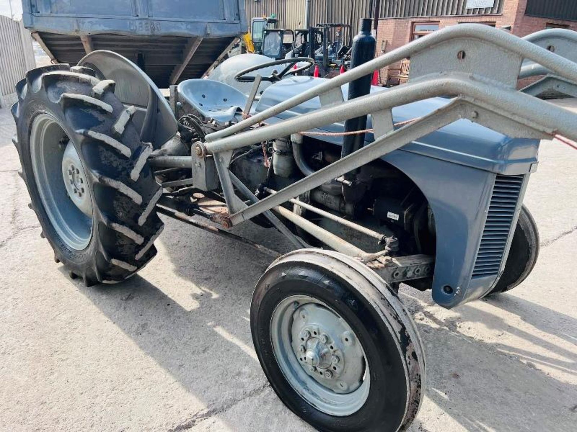 GREY FERGUSON DIESEL 2WD TRACTOR C/W FRONT LOADER, BUCKET & TIPPING TRAILER - Image 4 of 19