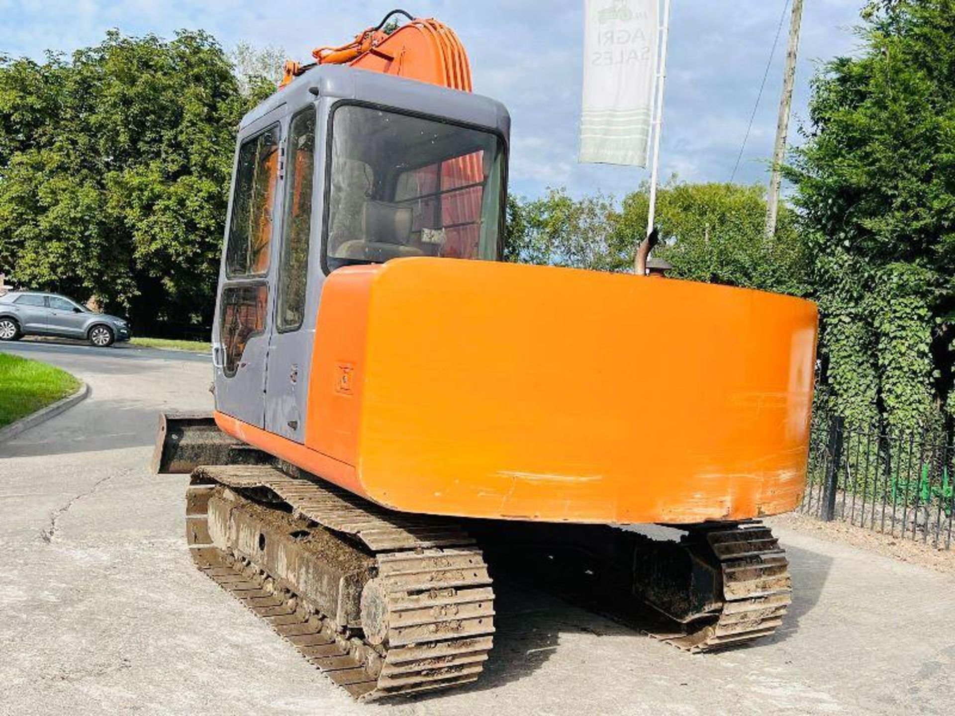 HITACHI EX60-3 TRACKED EXCAVATOR C/W BUCKET - Image 2 of 16