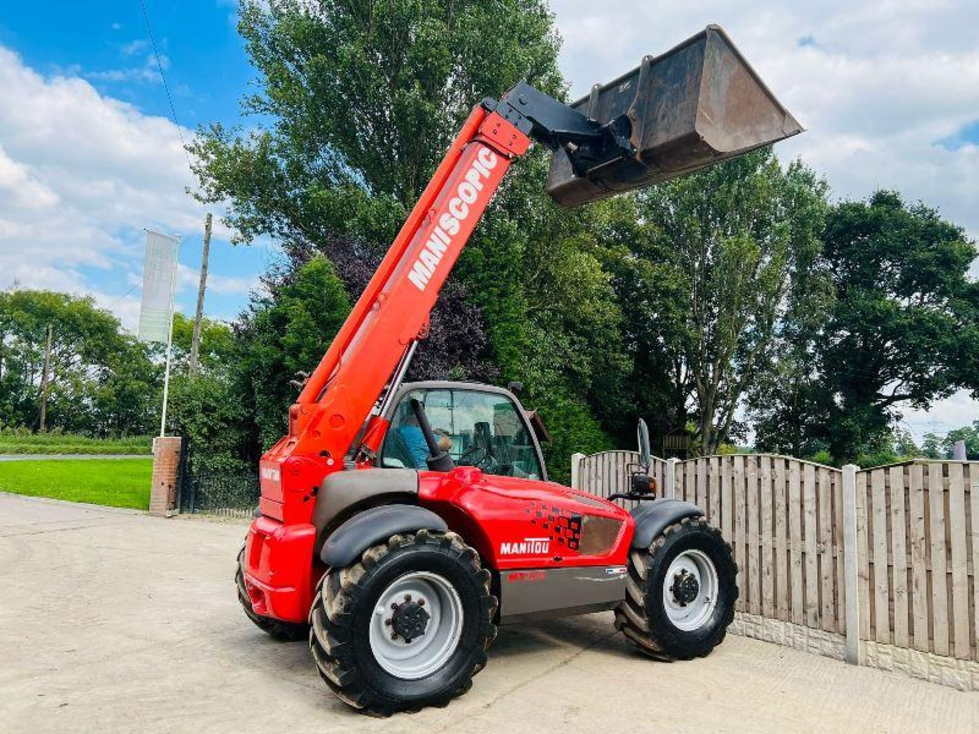 MANITOU MLT932 4WD TELEHANDLER * 9 METER REACH * C/W PALLET TINES & BUCKET - Image 9 of 10