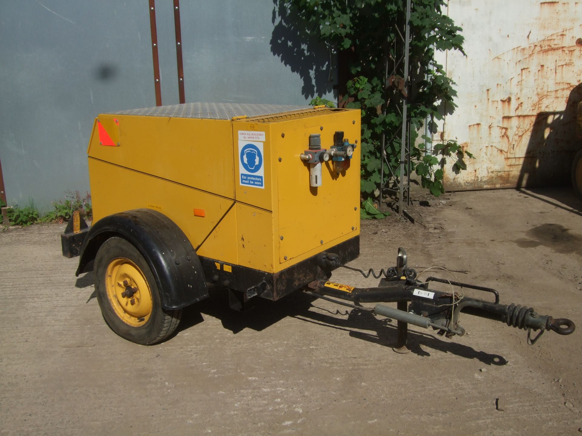 COMPAIR DIESEL ROAD TOW COMPRESSOR - 2 TOOL - VERY LITTLE USE