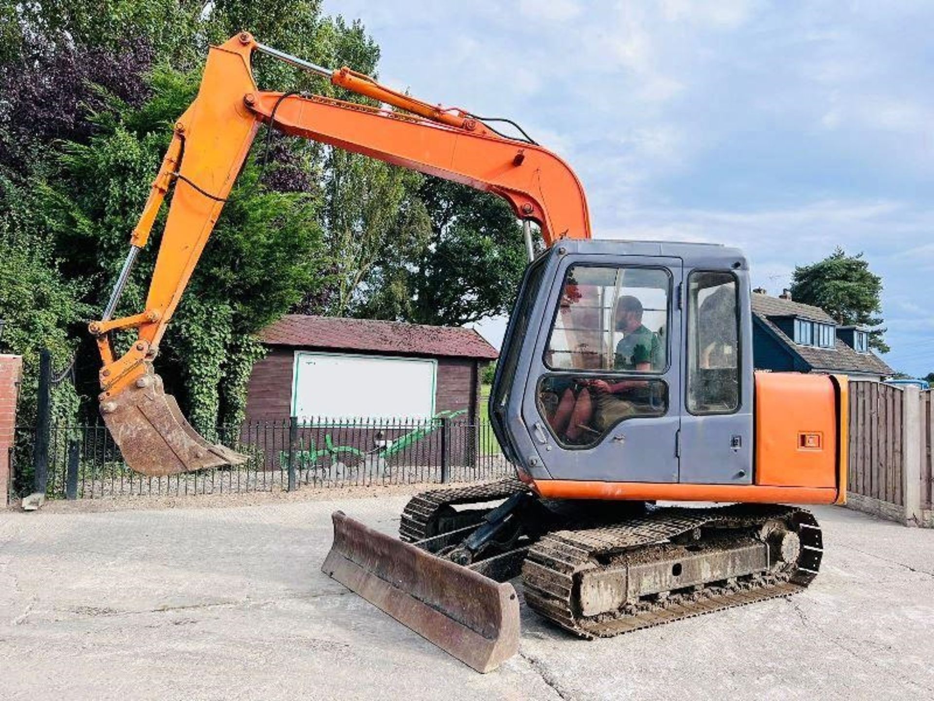 HITACHI EX60-3 TRACKED EXCAVATOR C/W BUCKET