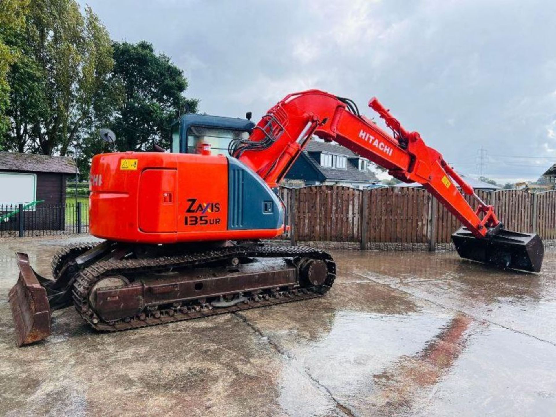 HITACHI ZAXIS 135UR TRACKED EXCAVATOR C/W FRONT BLADE - Image 10 of 17