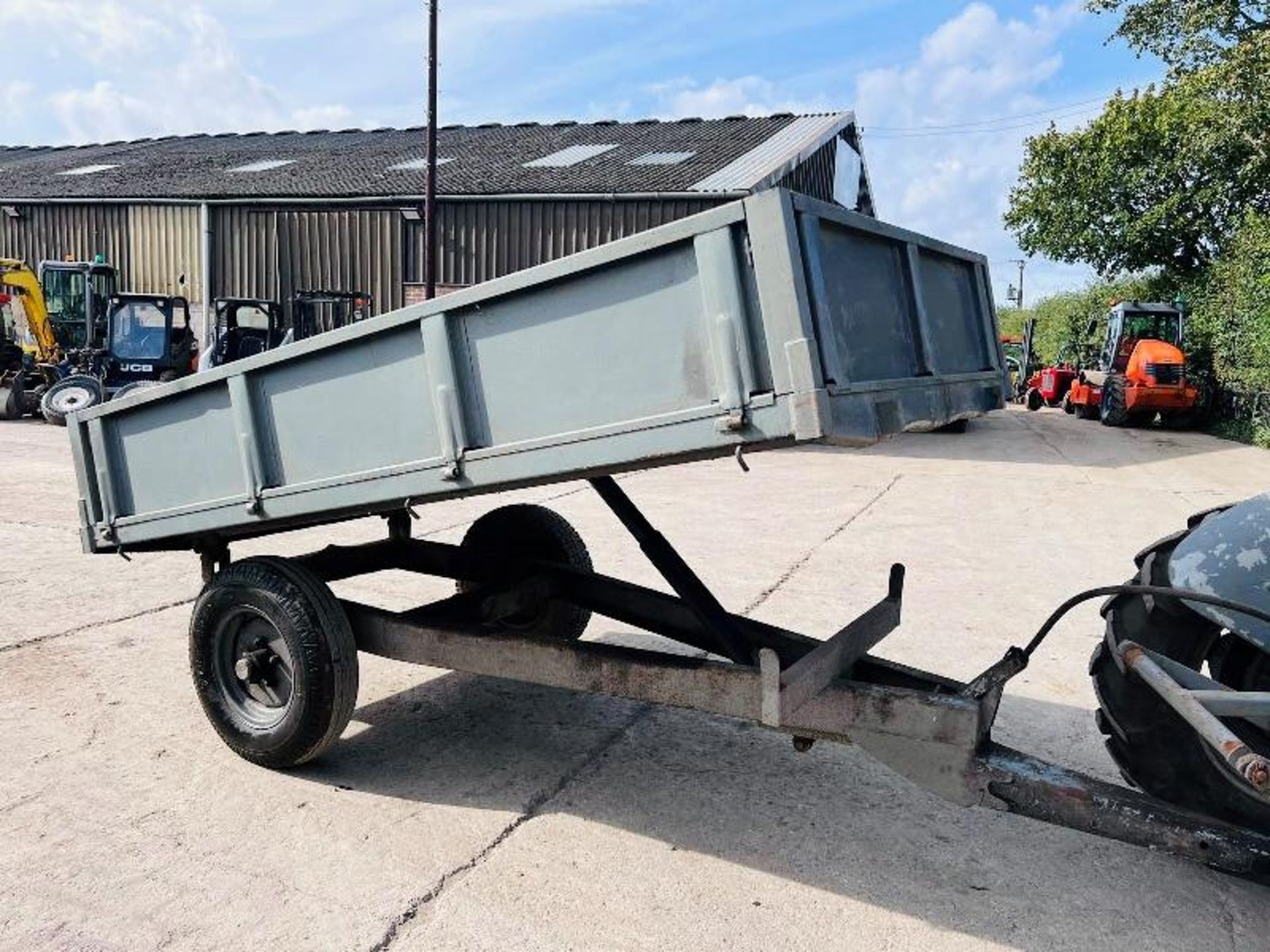 GREY FERGUSON DIESEL 2WD TRACTOR C/W FRONT LOADER, BUCKET & TIPPING TRAILER - Image 14 of 19