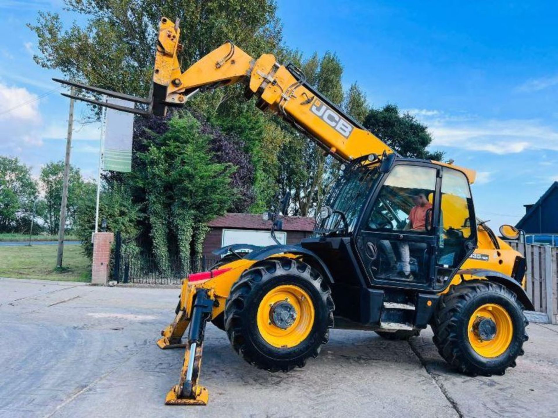 JCB 535-125HI VIZ 4WD TELEHANDLER *4768 HOURS, YEAR 2016* C/W PALLET TINES