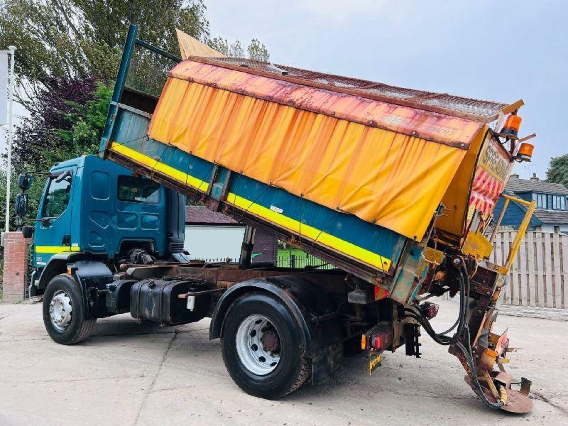 DAF 55.220 4X2 THREE WAY TIPPER C/W CUTHBERTSON DE-MOUNT SPREADER - Image 3 of 19