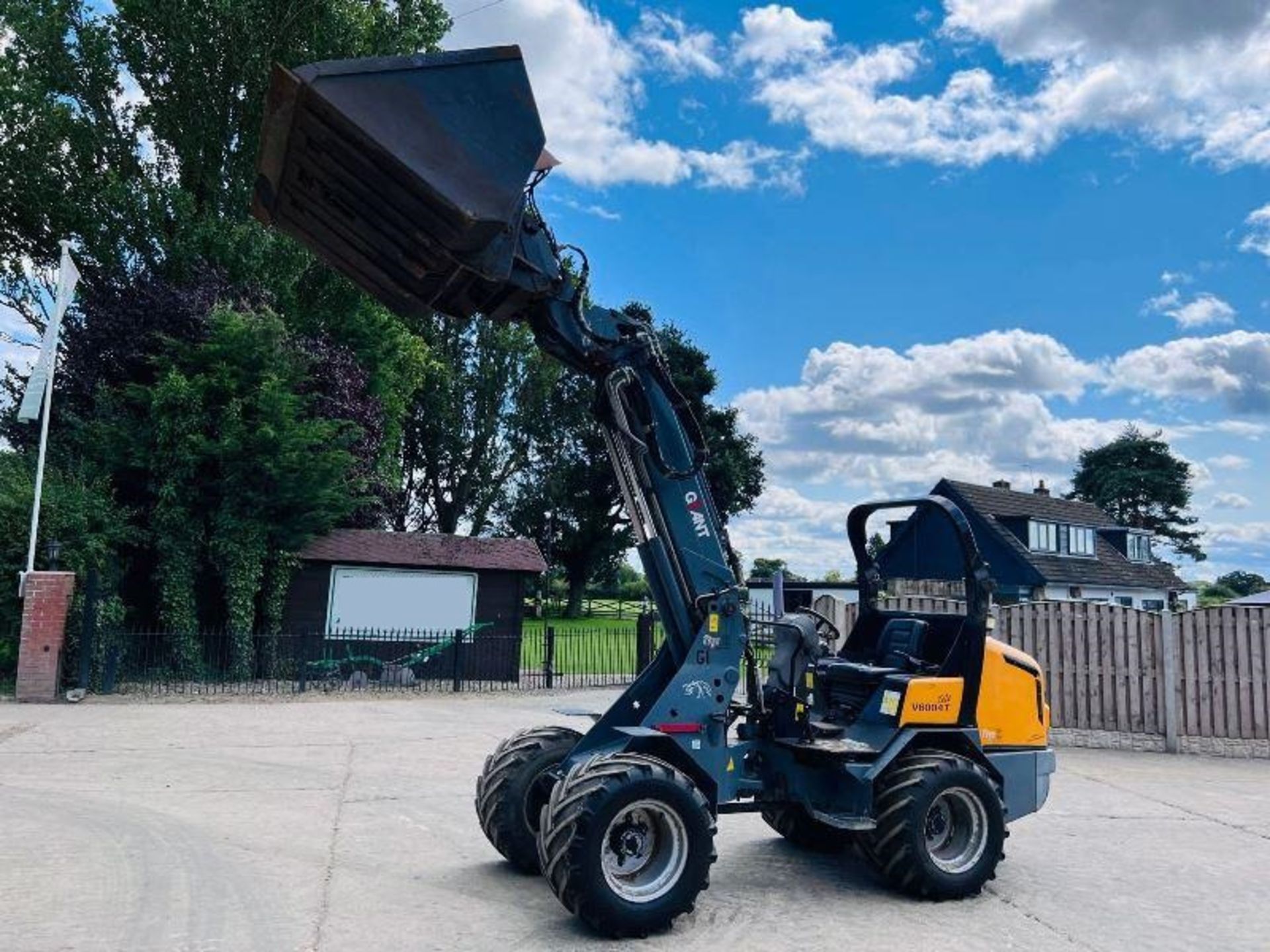 GIANT V6004 4WD TELEHANDLER *YEAR 2012, ONLY 1025 HOURS* C/W BUCKET - Image 2 of 10