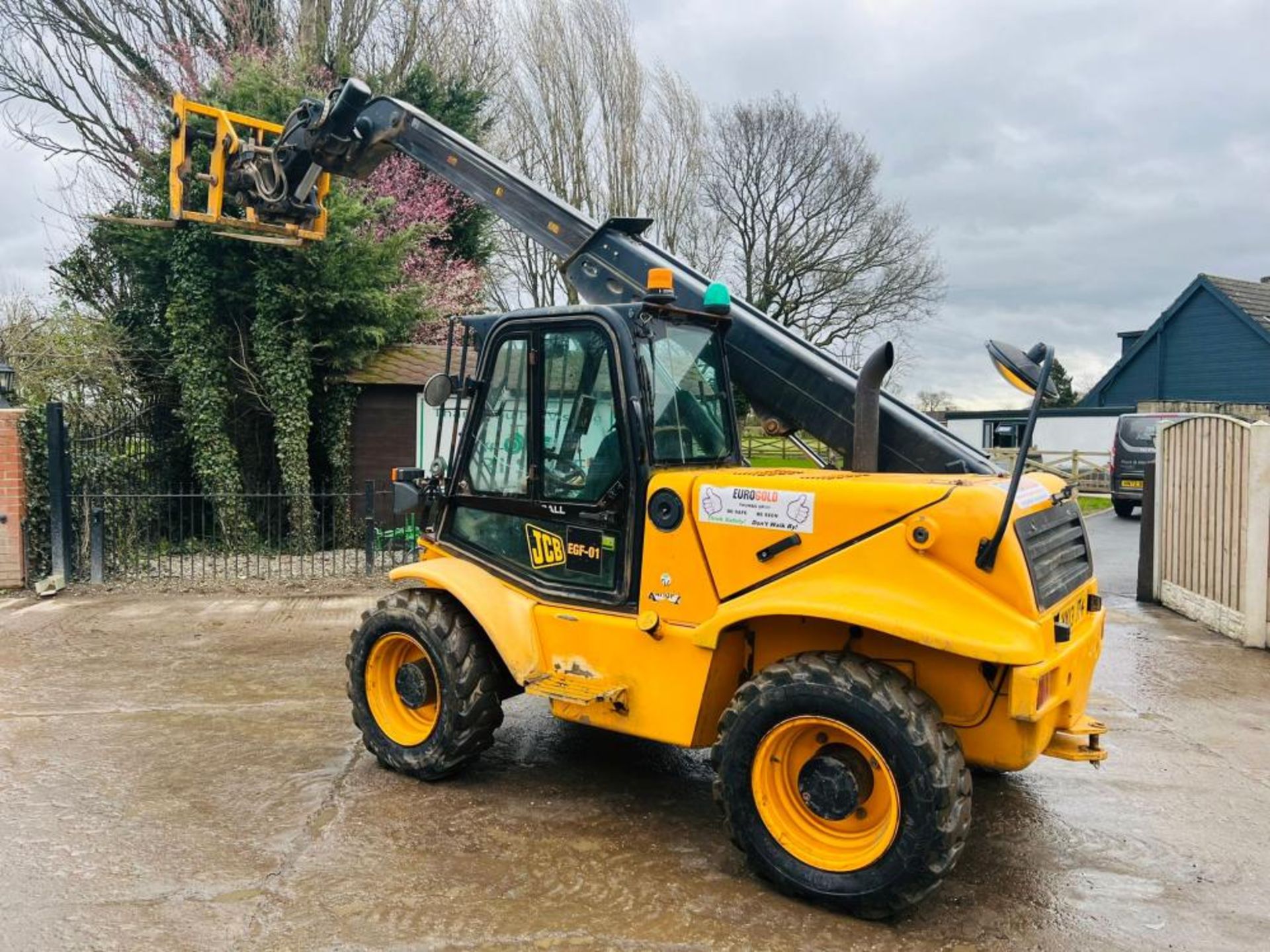 JCB 520-50 4WD TELEHANDLER * YEAR 2013 , ROAD REGISTERED * C/W PALLET TINES - Image 3 of 12