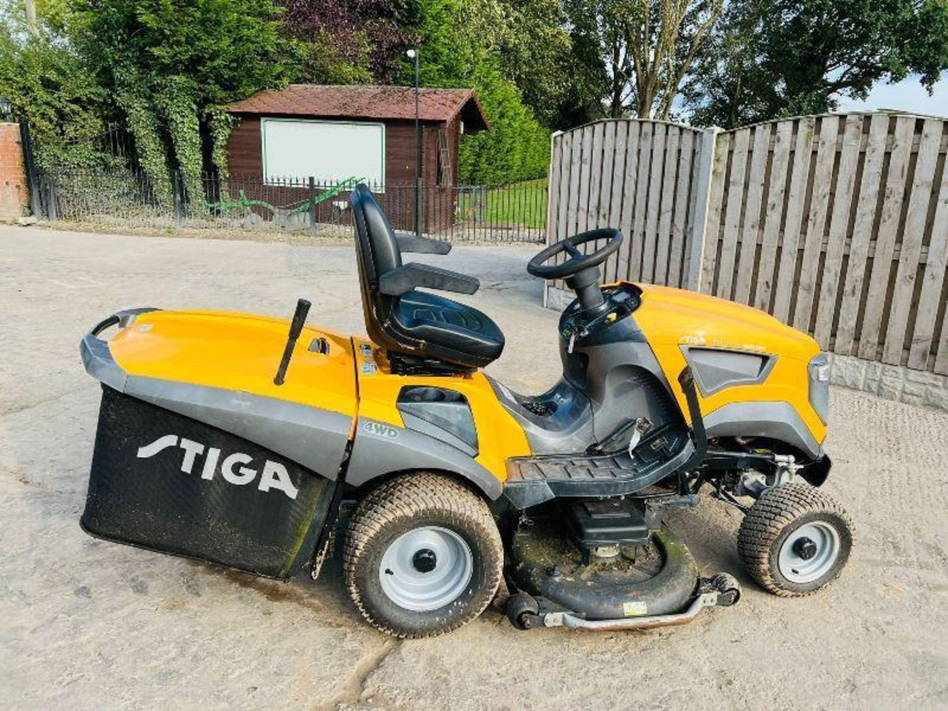 STIGA 4WD RIDE ON MOWER *YEAR 2016, 240 HOURS* C/W COLLECTION BOX  - Image 10 of 12