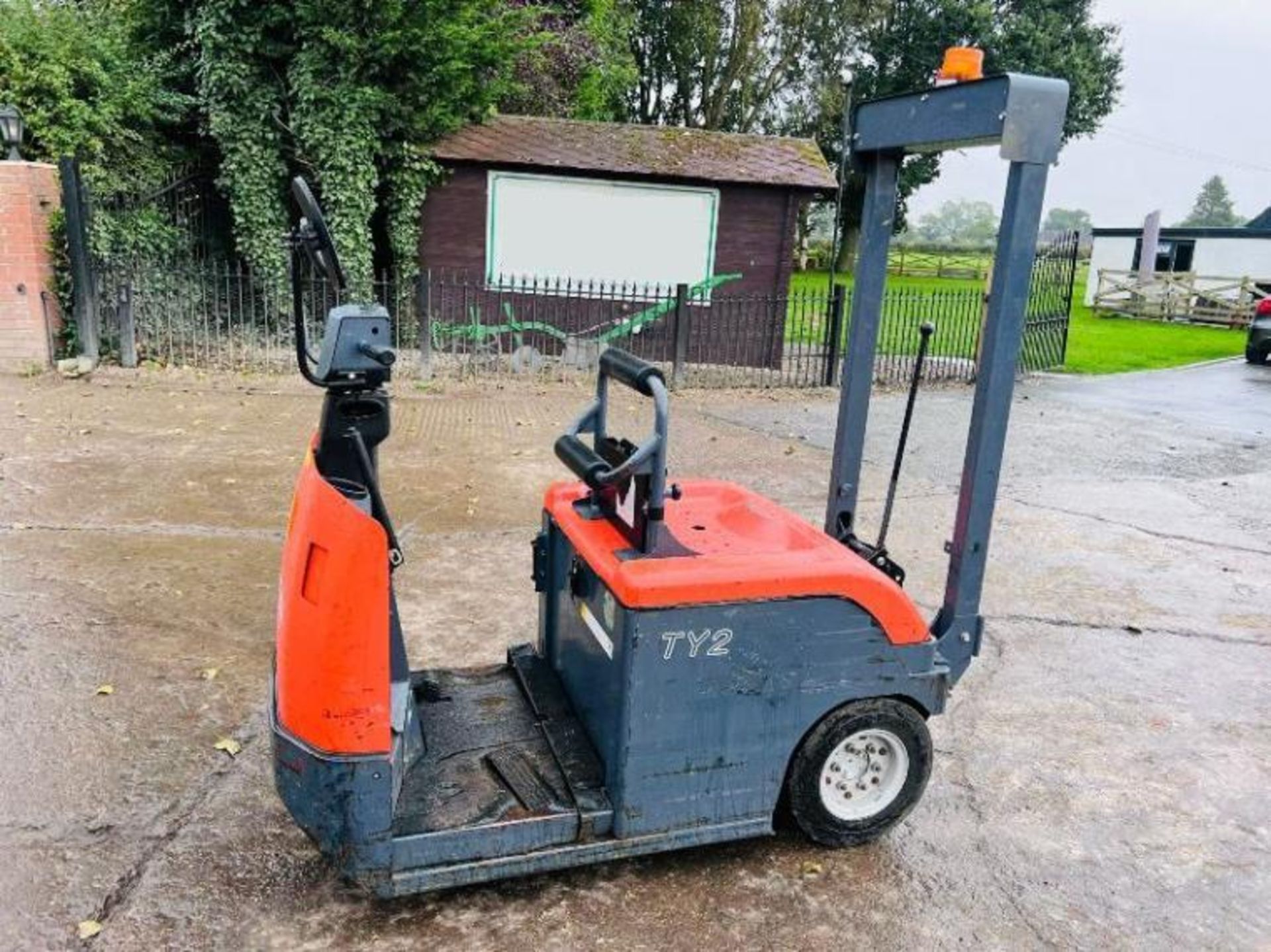 TOYOTA 4CBTY2 ELECTRIC TOW TUG *YEAR 2011* C/W ROLE BAR 