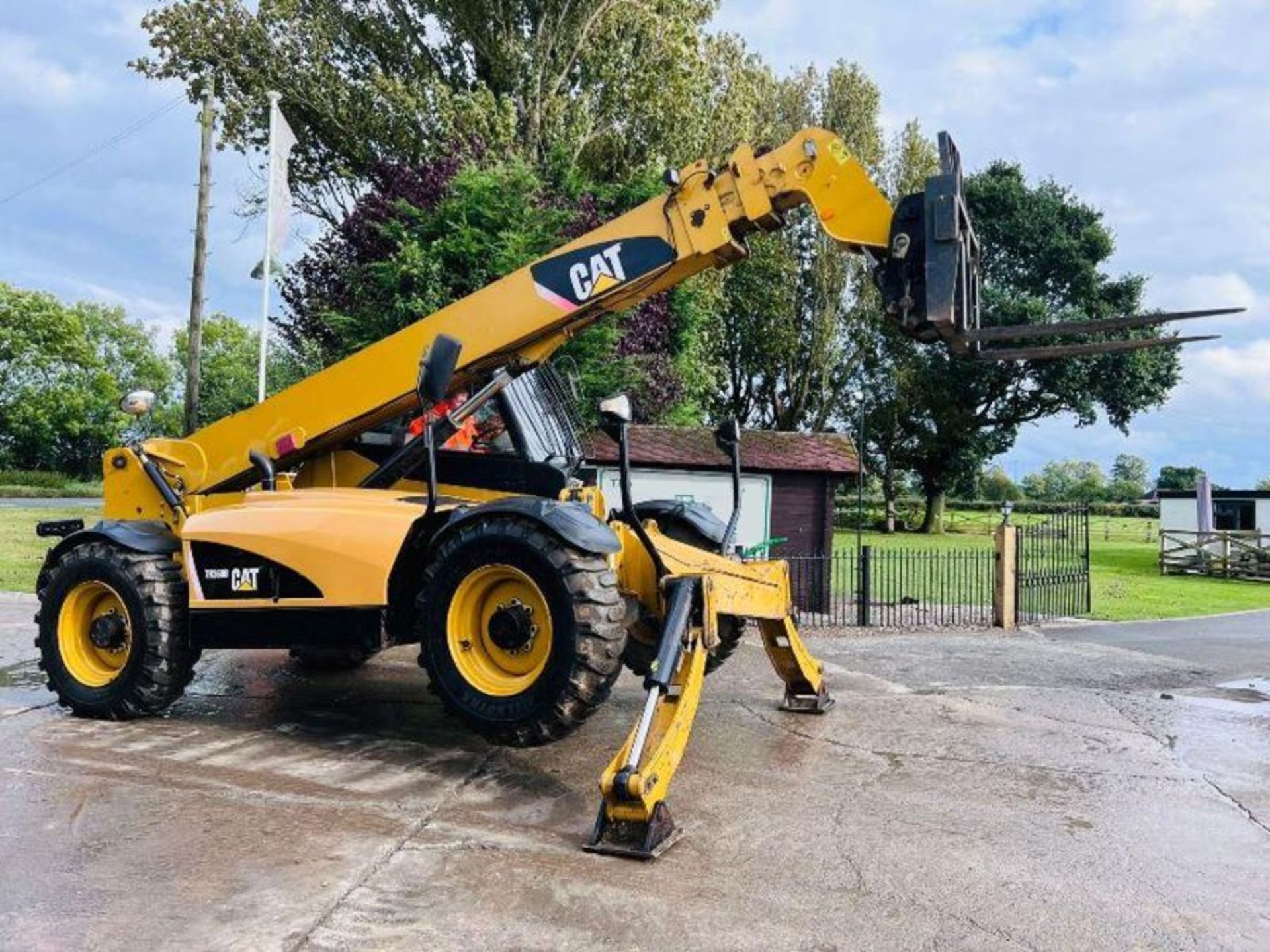 CATERPILLAR TH360B 4WD TRUBO TELEHANDLER *13.5 METER, 4399 HOURS*C/W PALLET TINES - Image 15 of 17