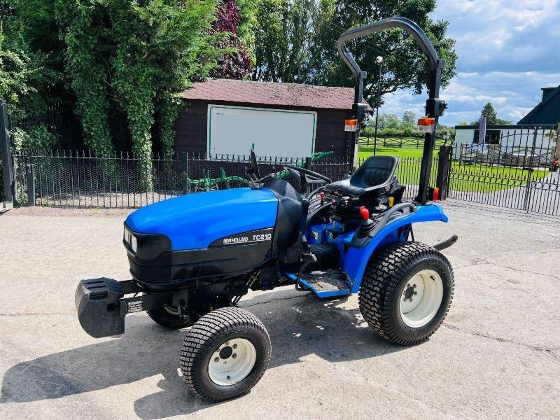 NEW HOLLAND TC21 COMPACT TRACTOR C/W FRONT WEIGHTS - Image 2 of 15