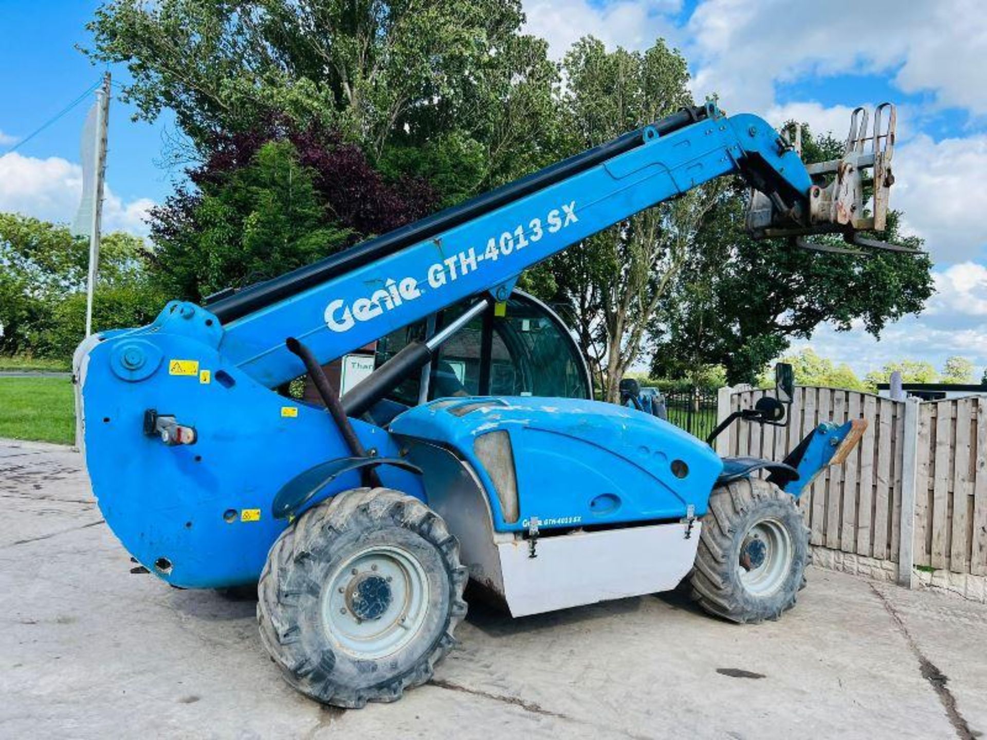 GENIE GTH4013 4WD TELEHANDLER *13 METER REACH* C/W PALLET TINES - Image 15 of 17