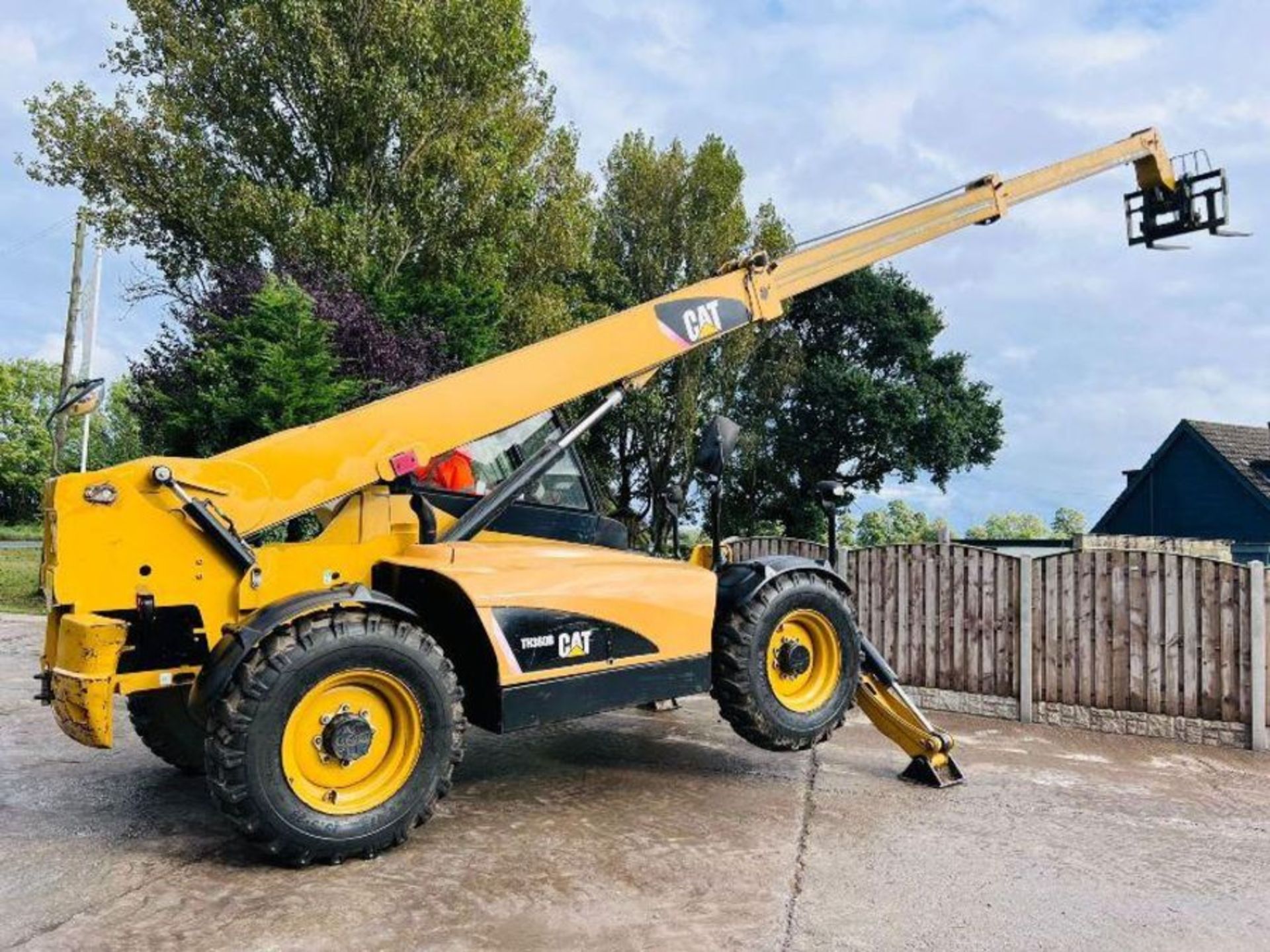 CATERPILLAR TH360B 4WD TRUBO TELEHANDLER *13.5 METER, 4399 HOURS*C/W PALLET TINES - Image 12 of 17