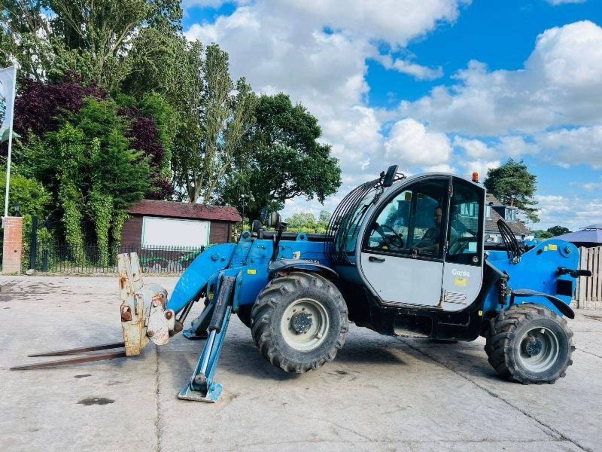 GENIE GTH4013 4WD TELEHANDLER *13 METER REACH* C/W PALLET TINES - Image 11 of 17