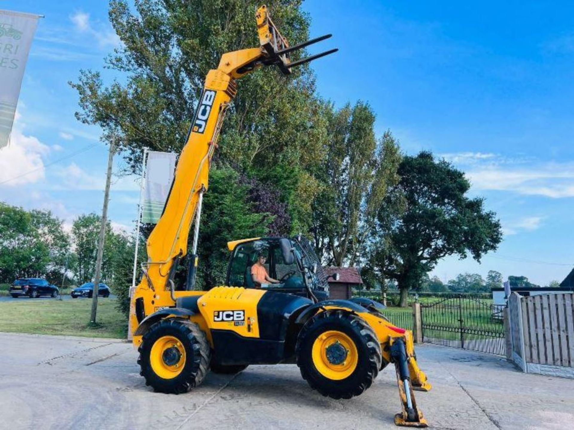 JCB 535-125HI VIZ 4WD TELEHANDLER *4768 HOURS, YEAR 2016* C/W PALLET TINES - Image 6 of 17