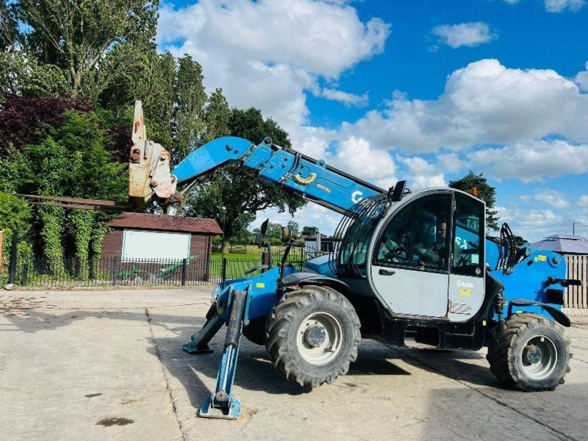 GENIE GTH4013 4WD TELEHANDLER *13 METER REACH* C/W PALLET TINES