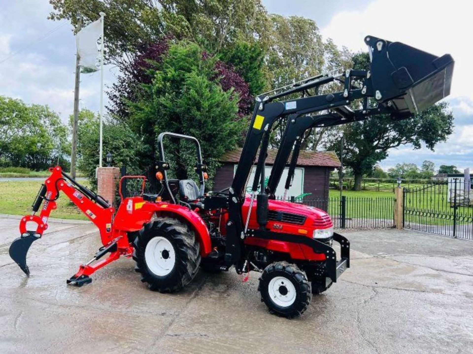 BRAND NEW SIROMER 304 4WD TRACTOR WITH LOADER & BACK ACTOR YEAR 2023 - Image 3 of 15