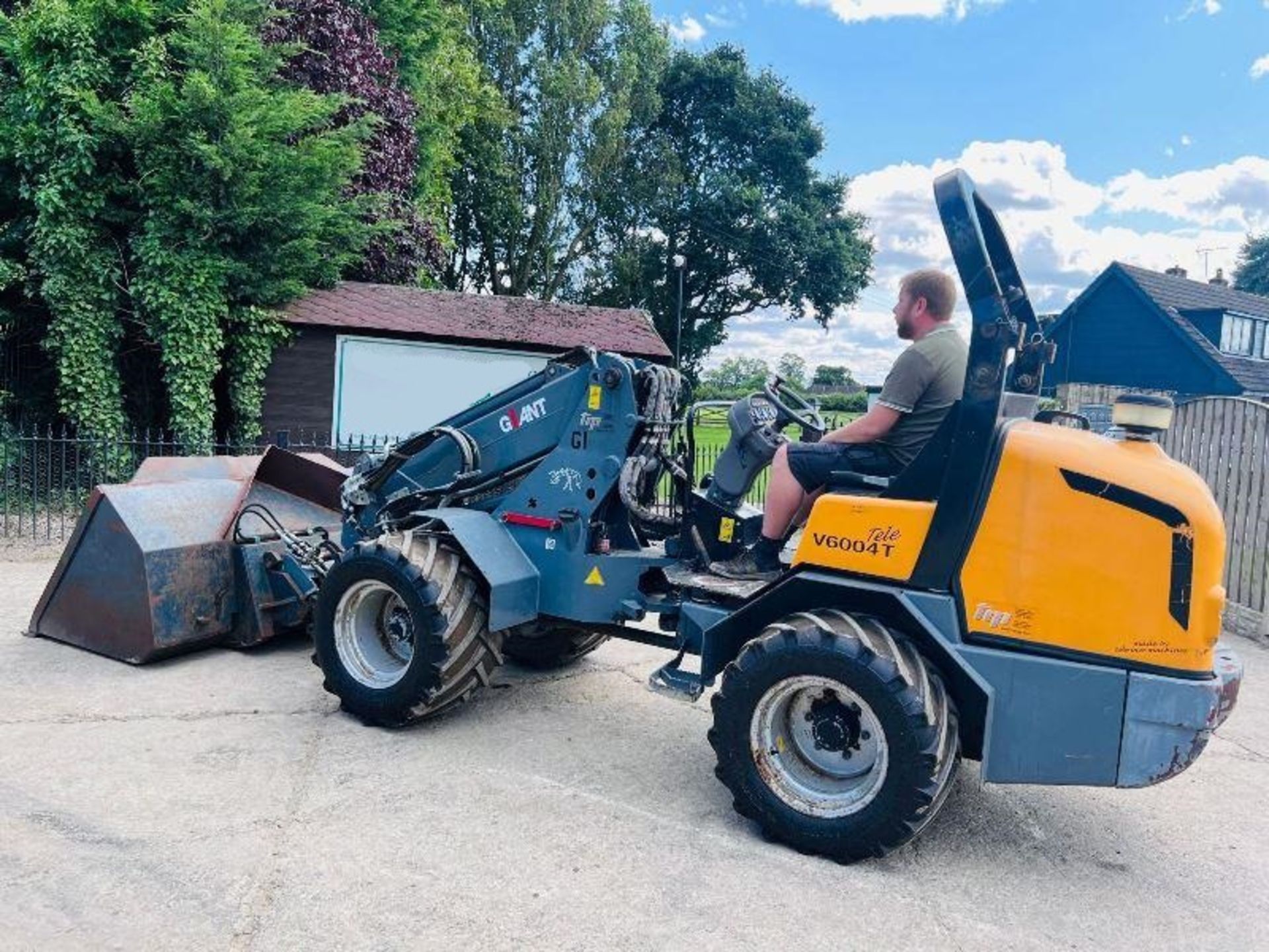 GIANT V6004 4WD TELEHANDLER *YEAR 2012, ONLY 1025 HOURS* C/W BUCKET - Image 5 of 10