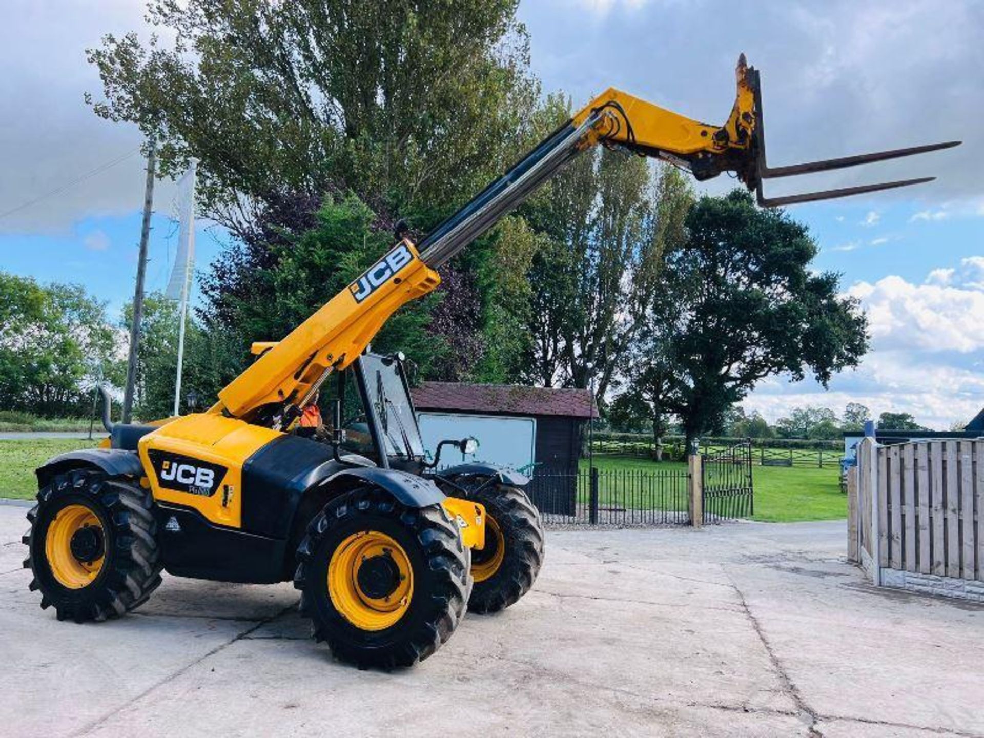 JCB 526-56 4WD TELEHANDLER *AG-SPEC, YEAR 2013* C/W PICK UP HITCH - Image 3 of 15