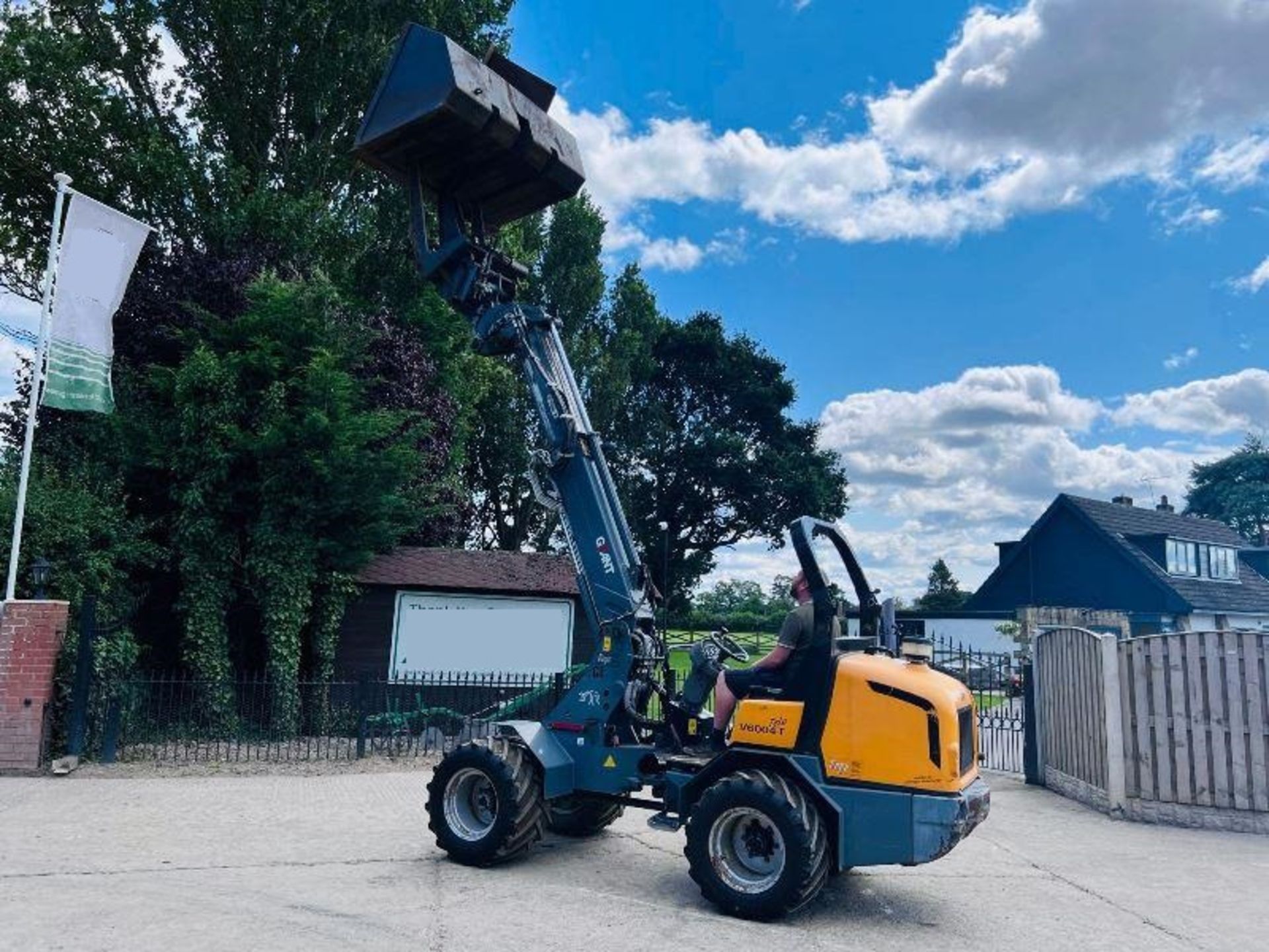 GIANT V6004 4WD TELEHANDLER *YEAR 2012, ONLY 1025 HOURS* C/W BUCKET - Image 3 of 10