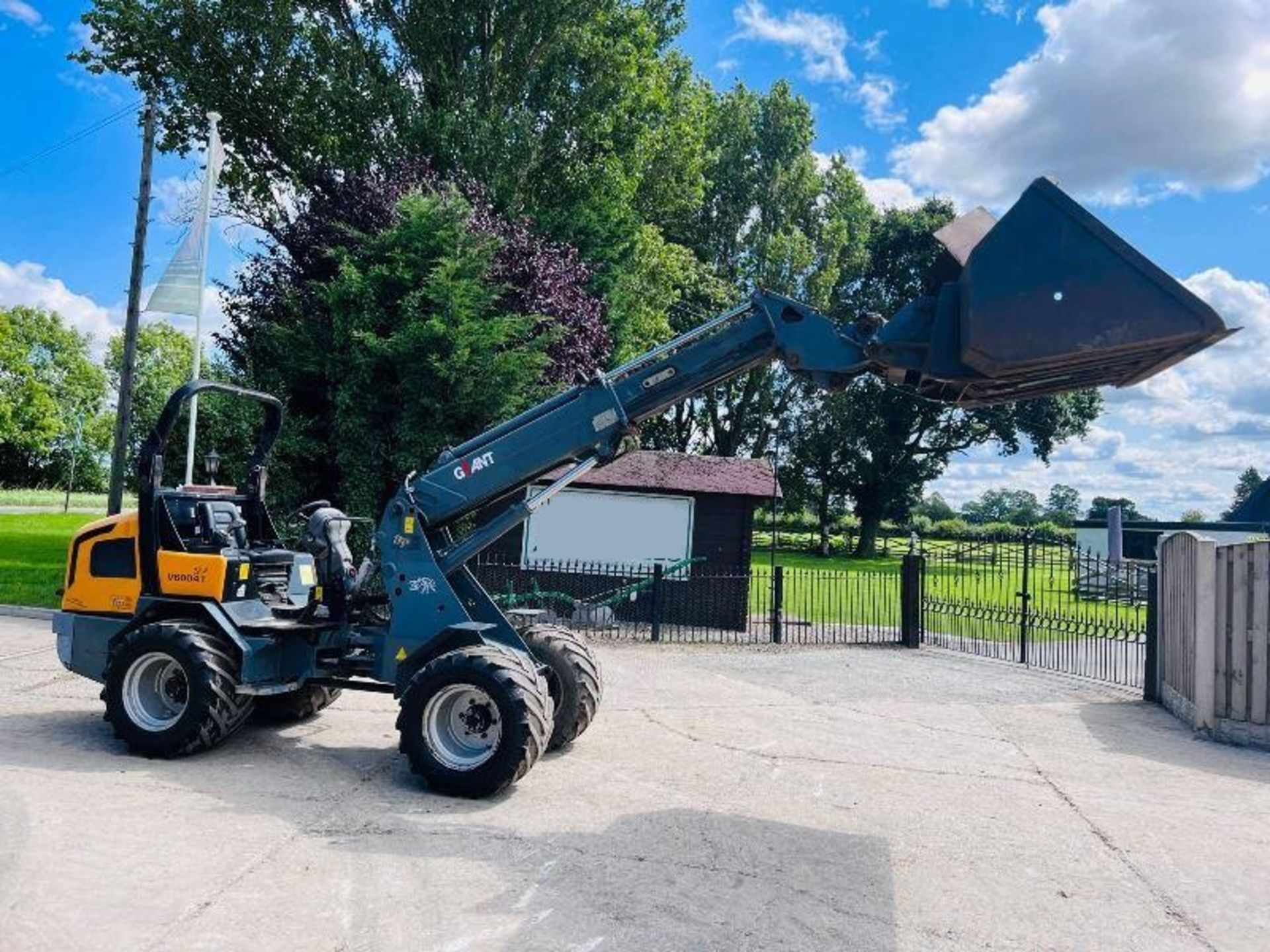 GIANT V6004 4WD TELEHANDLER *YEAR 2012, ONLY 1025 HOURS* C/W BUCKET