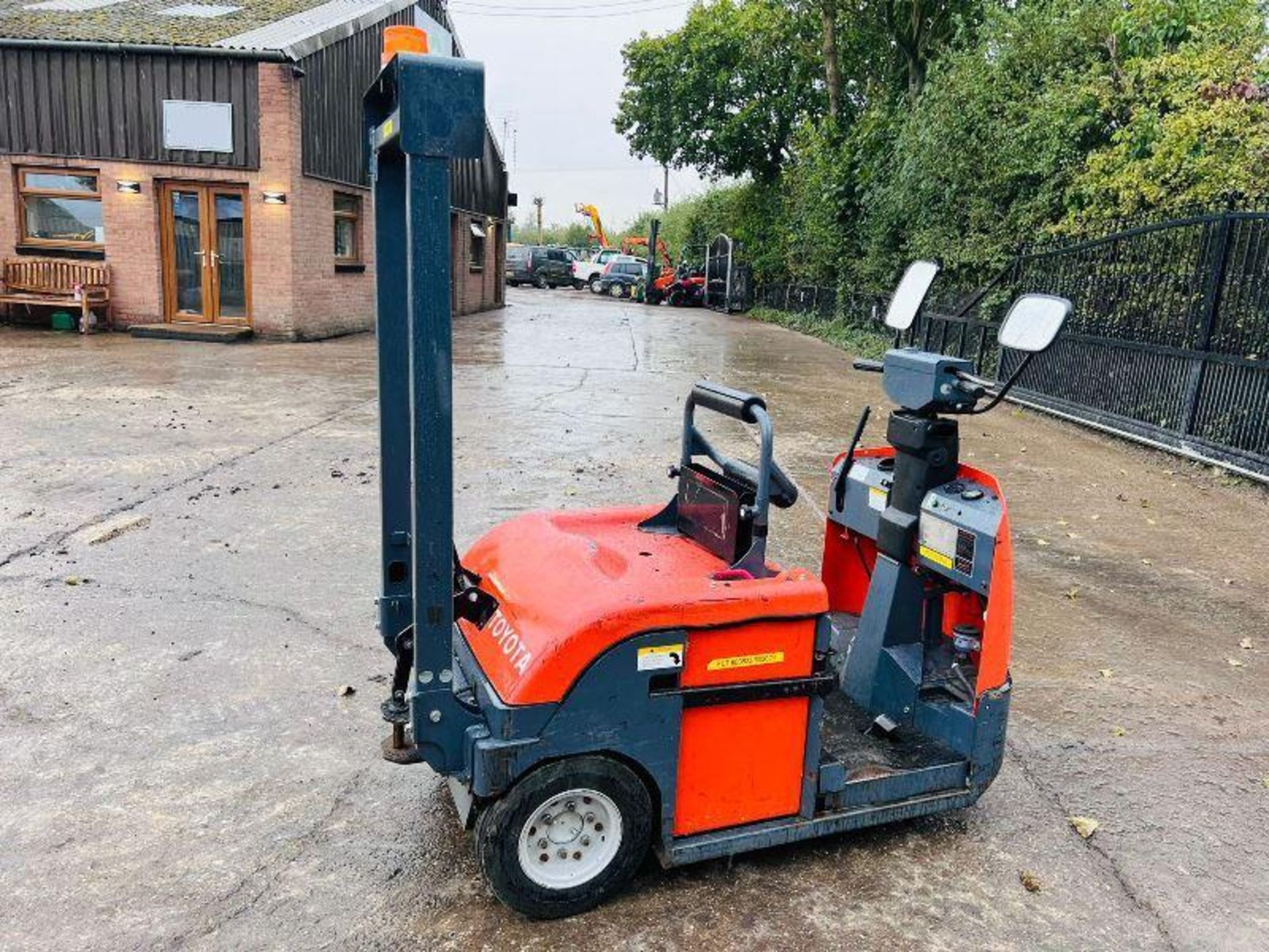 TOYOTA 4CBTY2 ELECTRIC TOW TUG *YEAR 2011* C/W ROLE BAR  - Image 7 of 9