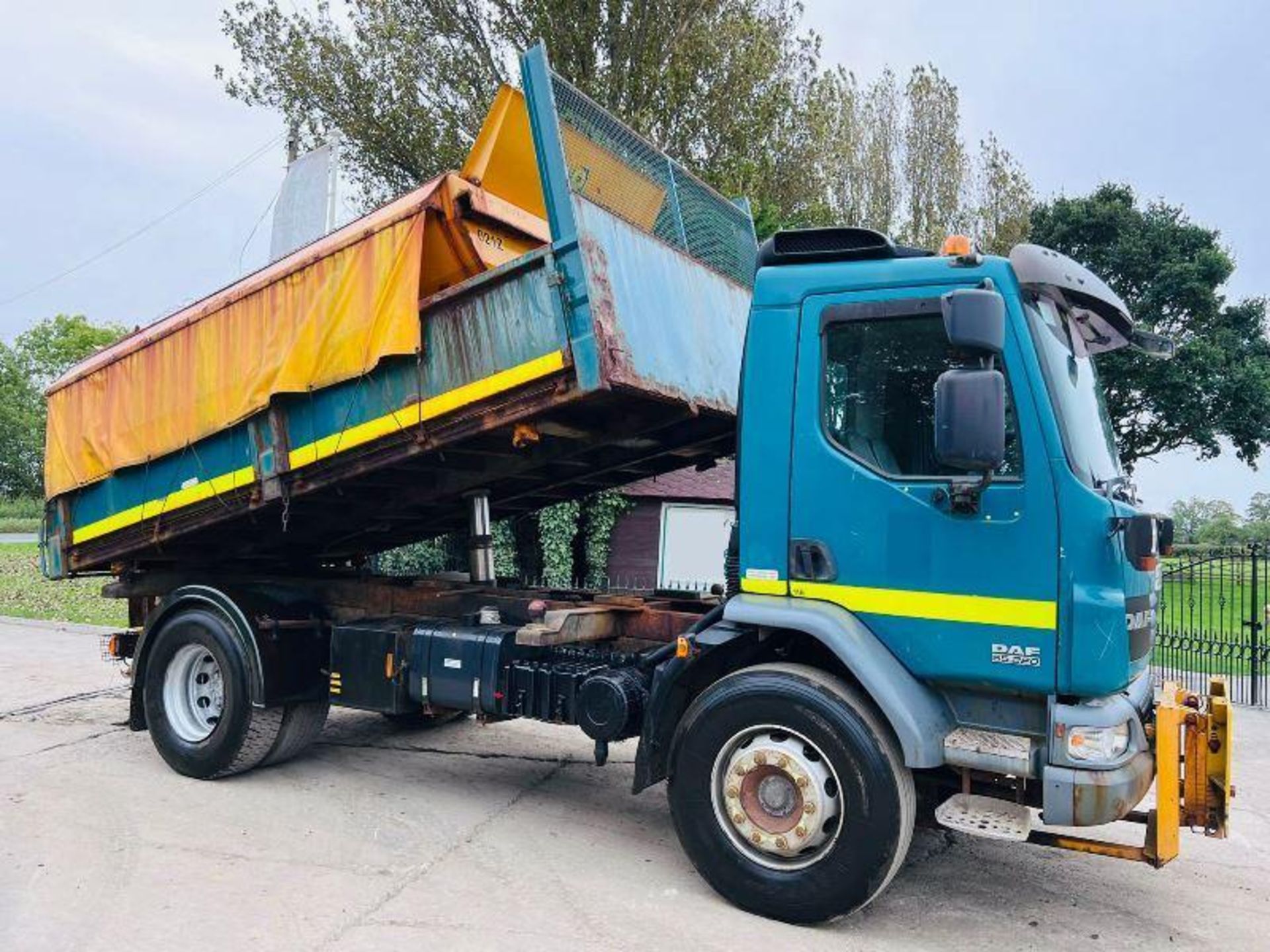 DAF 55.220 4X2 THREE WAY TIPPER C/W CUTHBERTSON DE-MOUNT SPREADER - Image 19 of 19