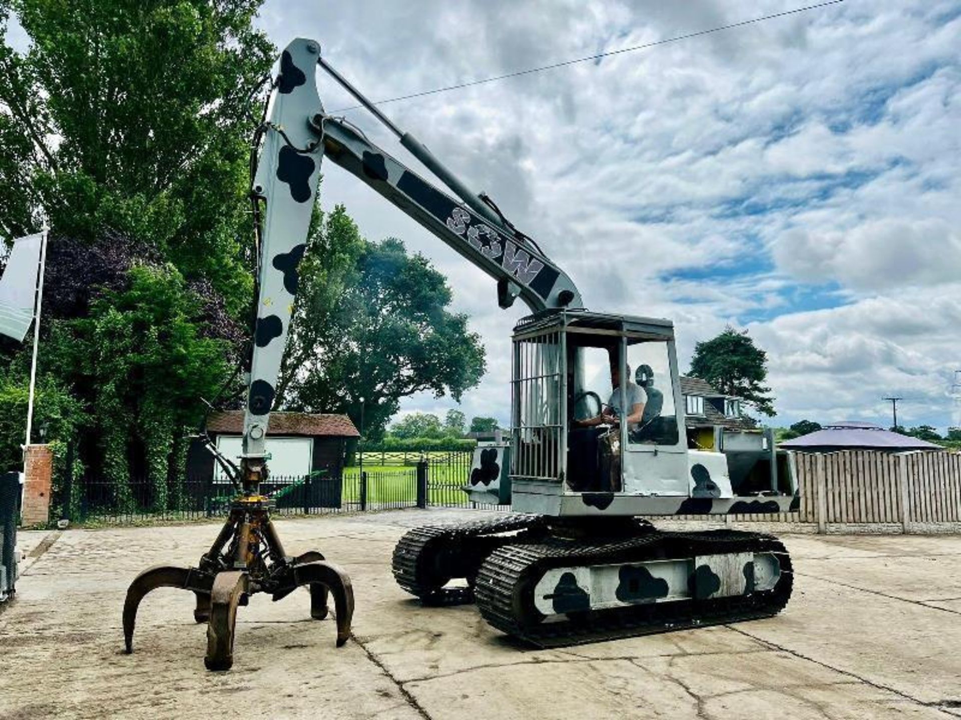 HYMAC TRACKED EXCAVATOR C/W 5 TINE SCRAP GRAB