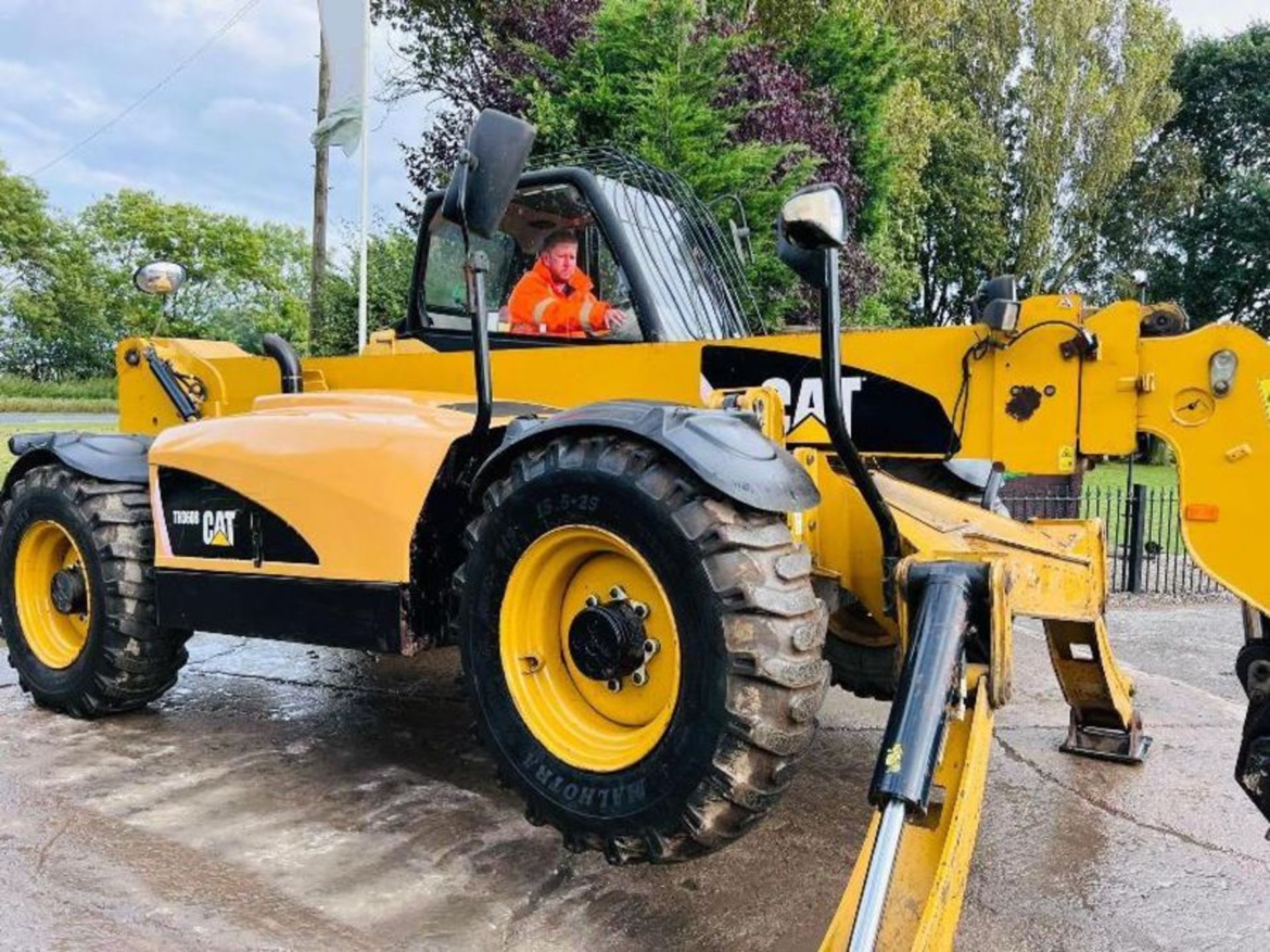 CATERPILLAR TH360B 4WD TRUBO TELEHANDLER *13.5 METER, 4399 HOURS*C/W PALLET TINES - Image 16 of 17