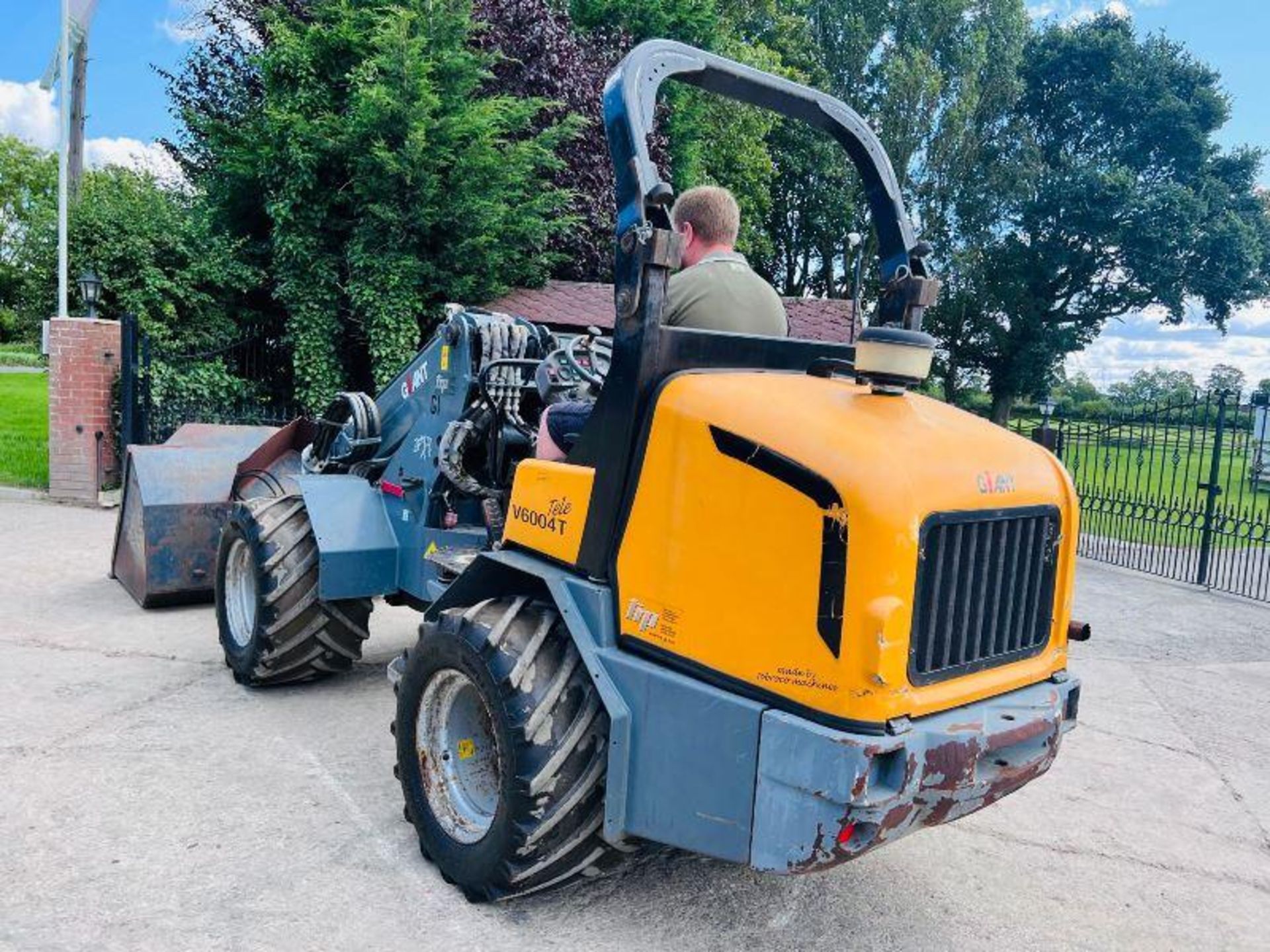 GIANT V6004 4WD TELEHANDLER *YEAR 2012, ONLY 1025 HOURS* C/W BUCKET - Image 9 of 10