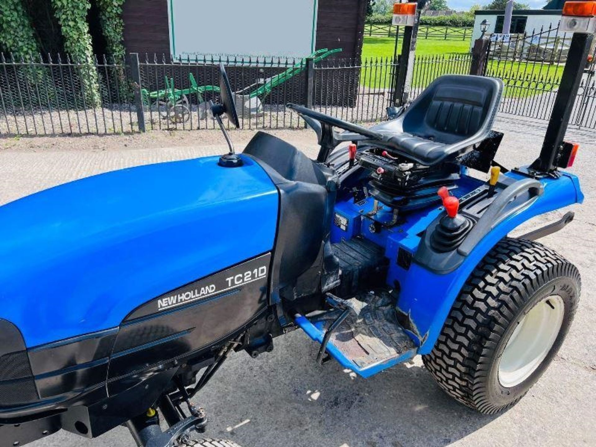 NEW HOLLAND TC21 COMPACT TRACTOR C/W FRONT WEIGHTS - Image 6 of 15