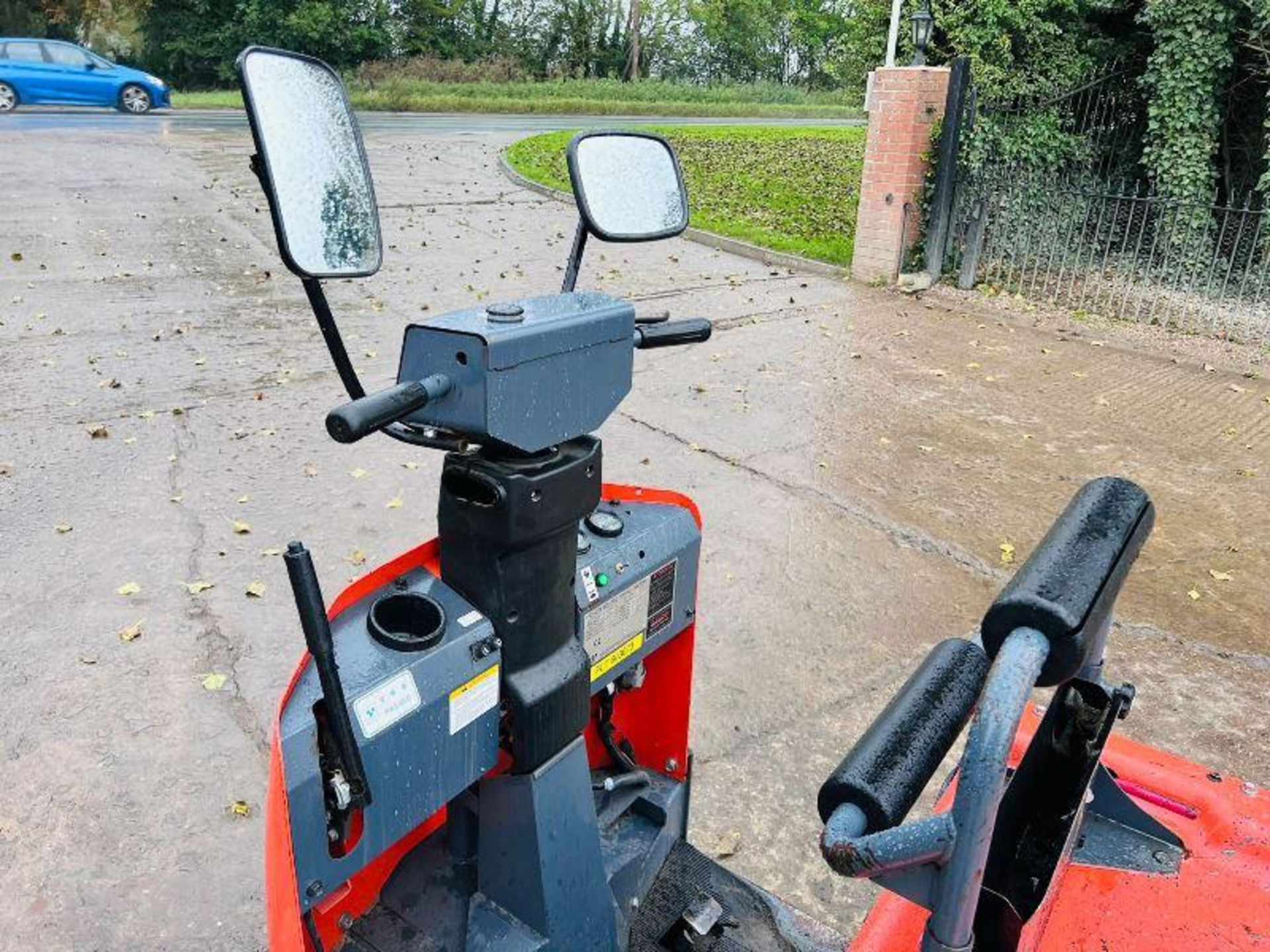 TOYOTA 4CBTY2 ELECTRIC TOW TUG *YEAR 2011* C/W ROLE BAR  - Image 2 of 9