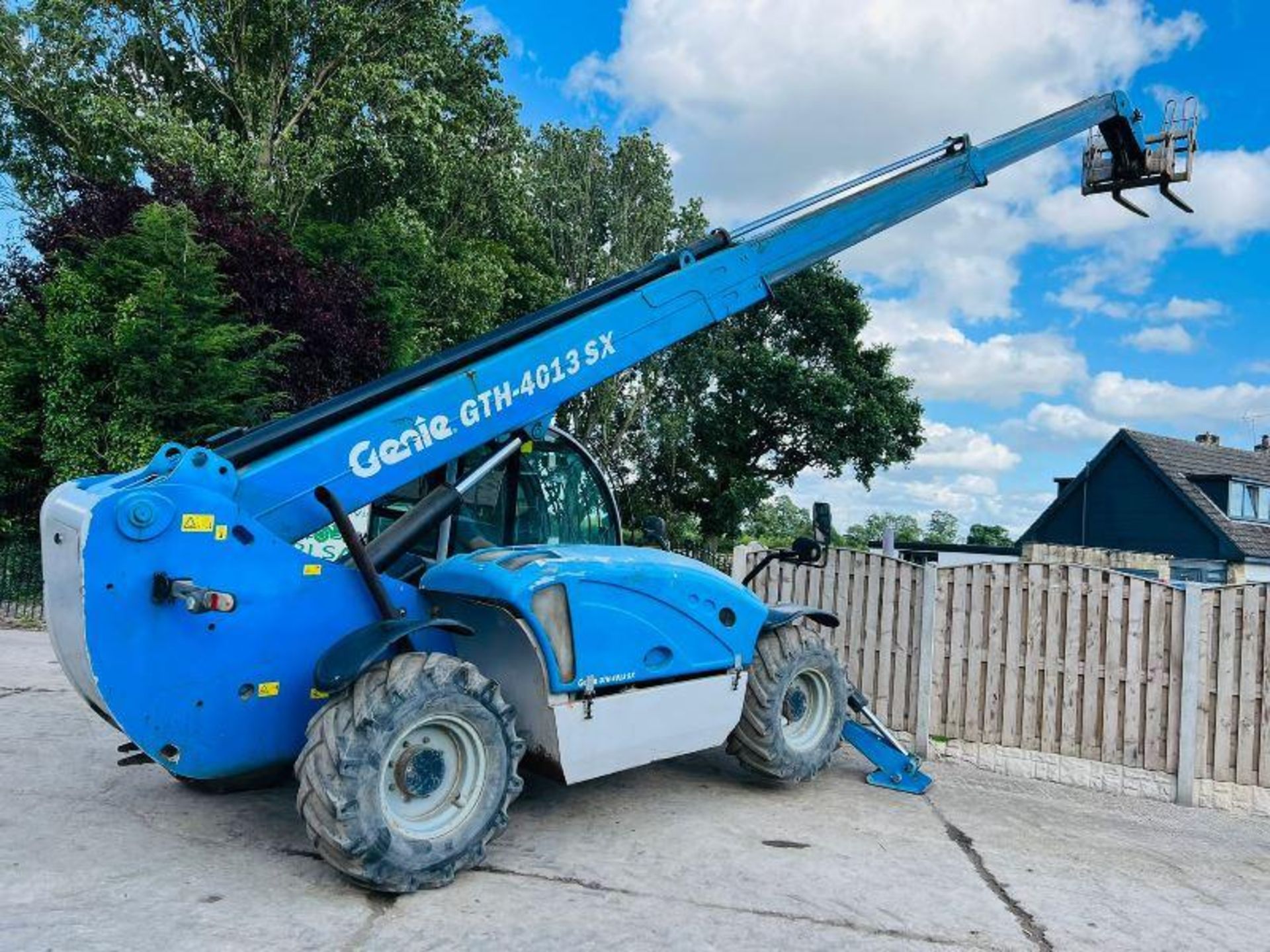 GENIE GTH4013 4WD TELEHANDLER *13 METER REACH* C/W PALLET TINES - Image 7 of 17