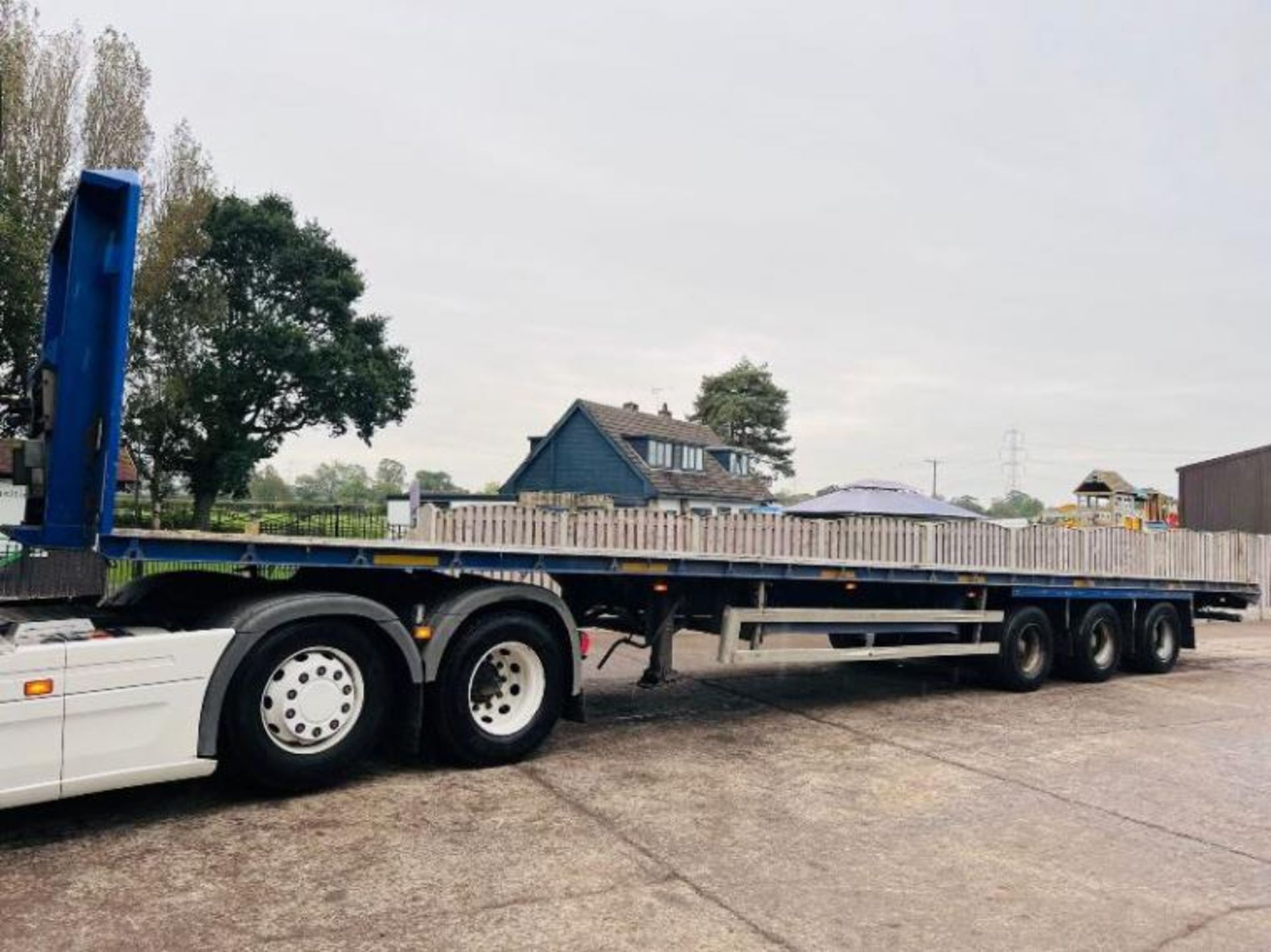 SDC 45 FOOT TRI-AXLE CONSTRUCTION SPEC FLAT BED TRAILER