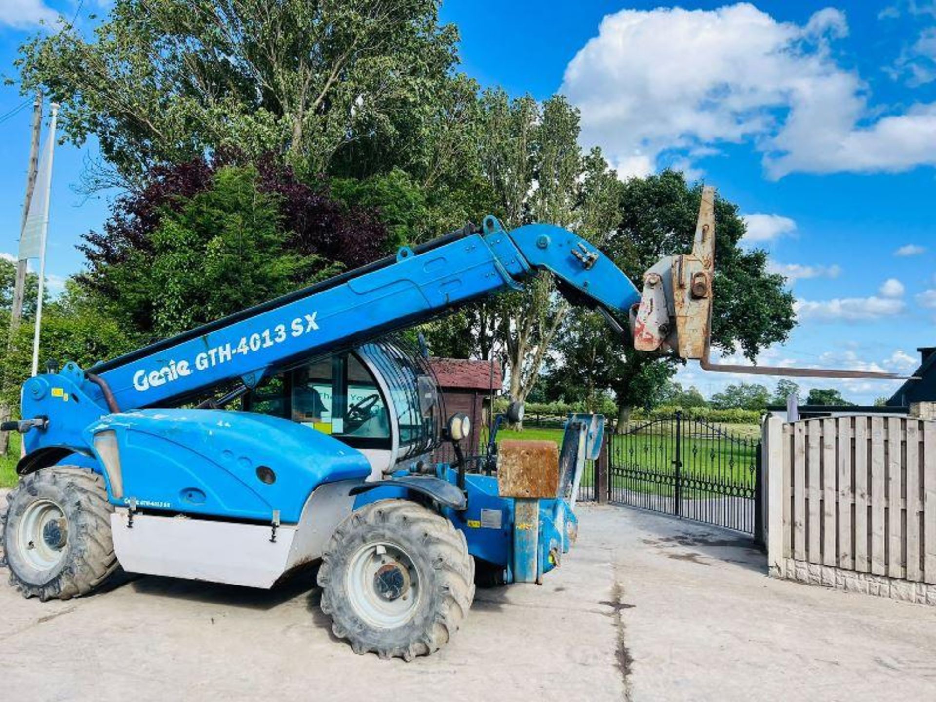 GENIE GTH4013 4WD TELEHANDLER *13 METER REACH* C/W PALLET TINES - Image 4 of 17