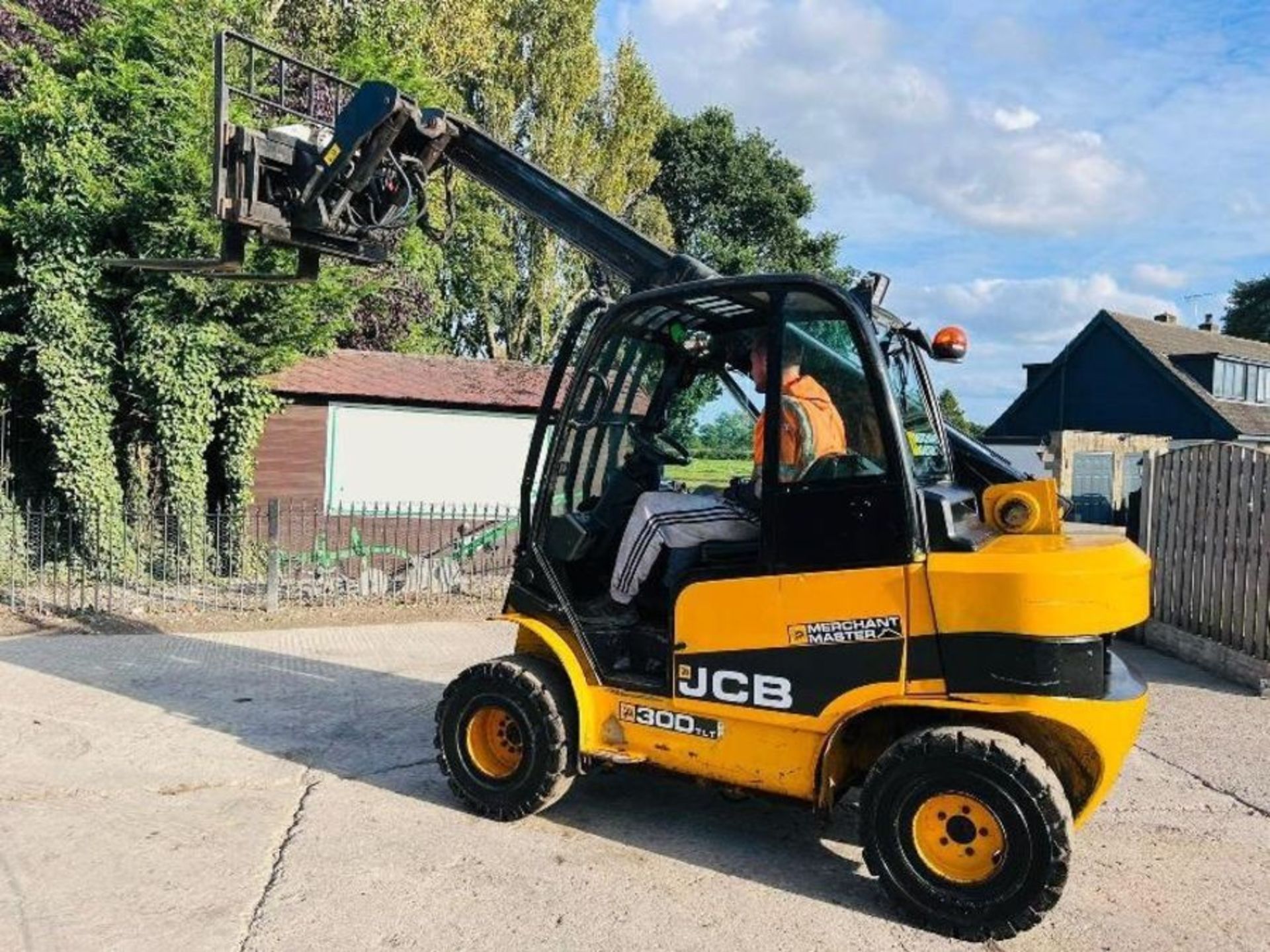 JCB TLT30D 4WD TELETRUCK C/W HYDRAULIC TURN TABLE & TINES - Image 6 of 14