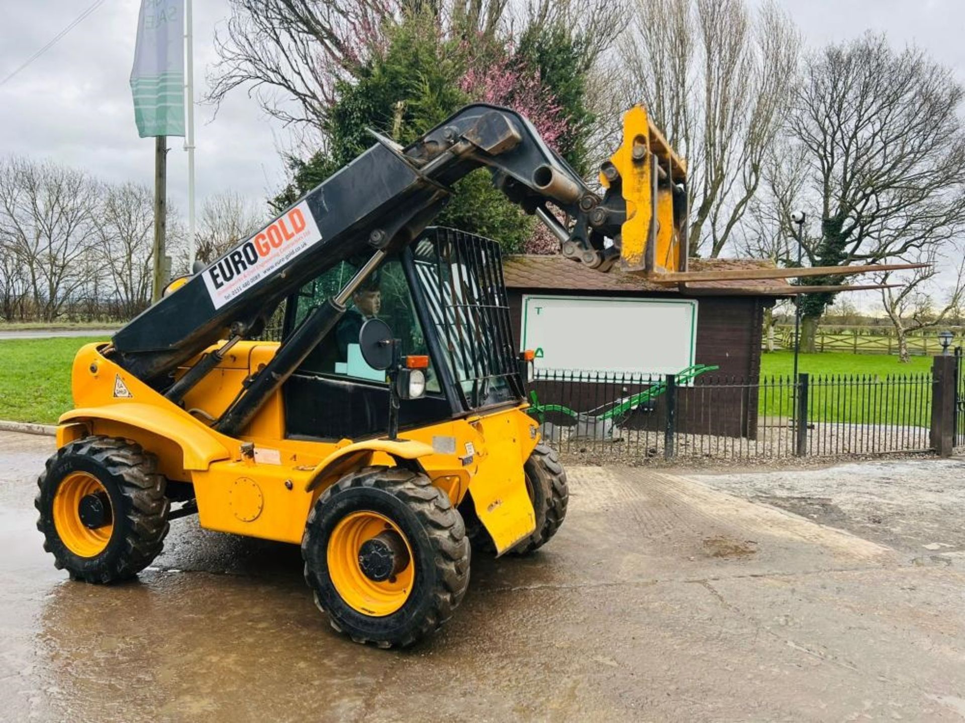 JCB 520-50 4WD TELEHANDLER * YEAR 2013 , ROAD REGISTERED * C/W PALLET TINES