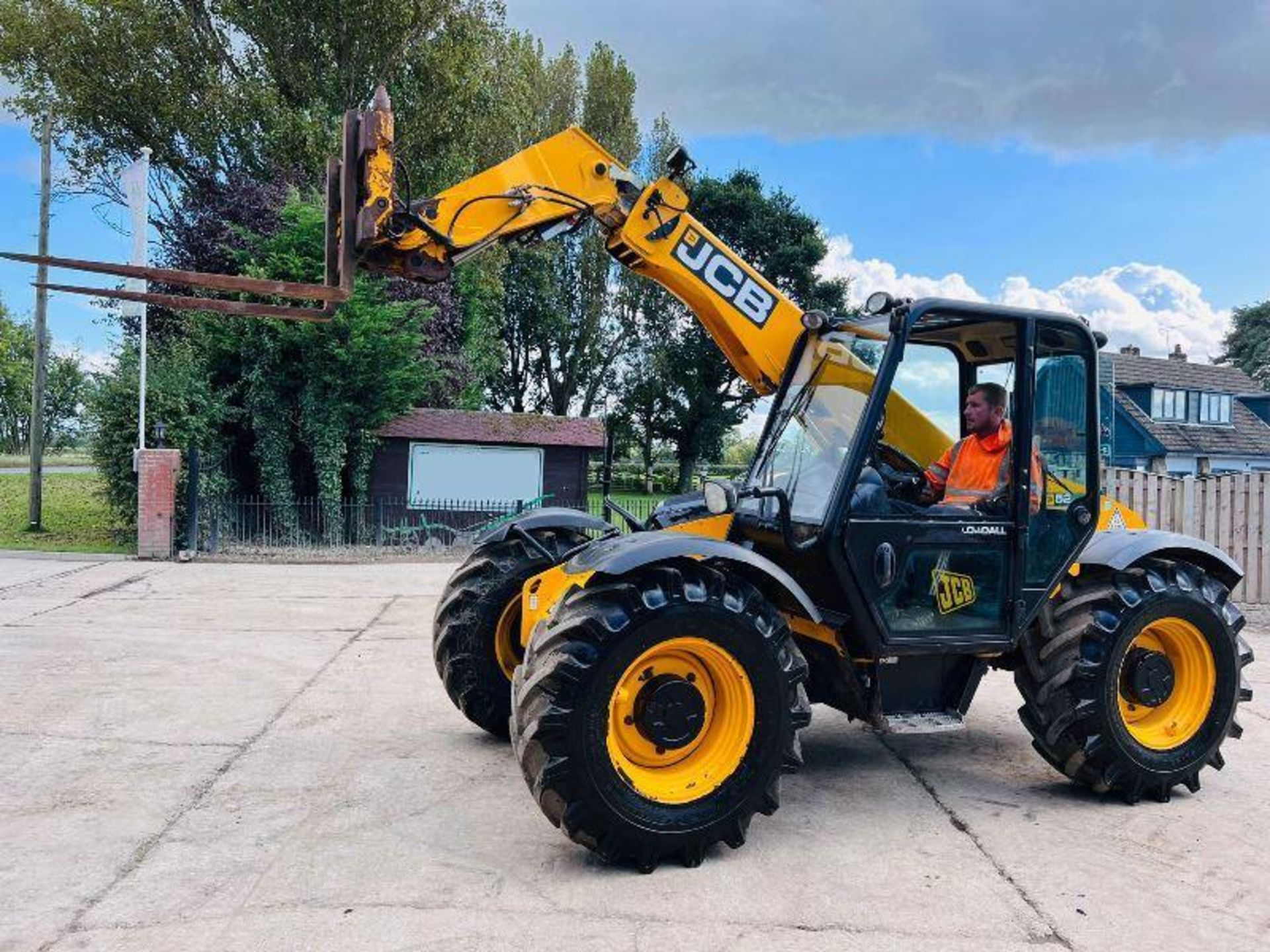 JCB 526-56 4WD TELEHANDLER *AG-SPEC, YEAR 2013* C/W PICK UP HITCH - Image 2 of 15