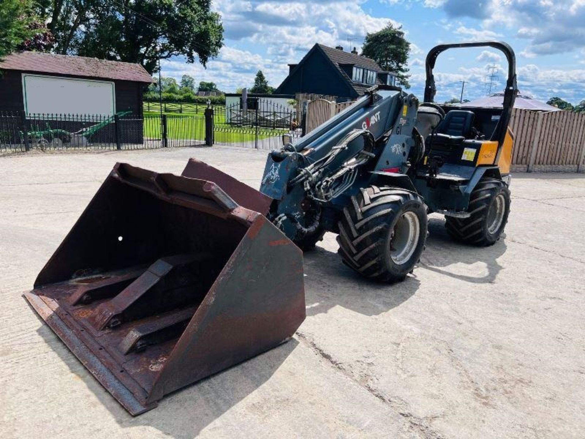 GIANT V6004 4WD TELEHANDLER *YEAR 2012, ONLY 1025 HOURS* C/W BUCKET - Image 6 of 10