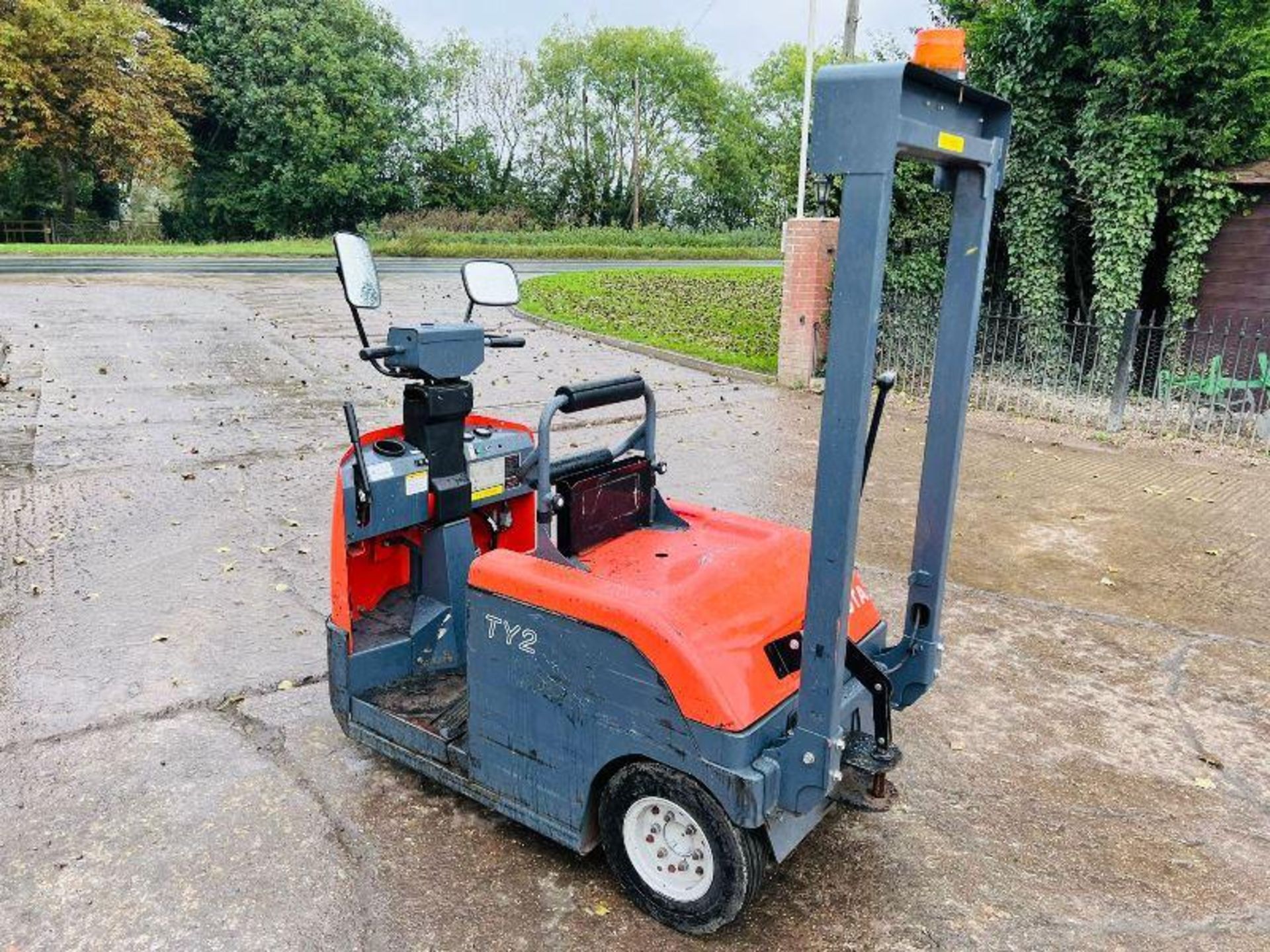 TOYOTA 4CBTY2 ELECTRIC TOW TUG *YEAR 2011* C/W ROLE BAR  - Image 5 of 9