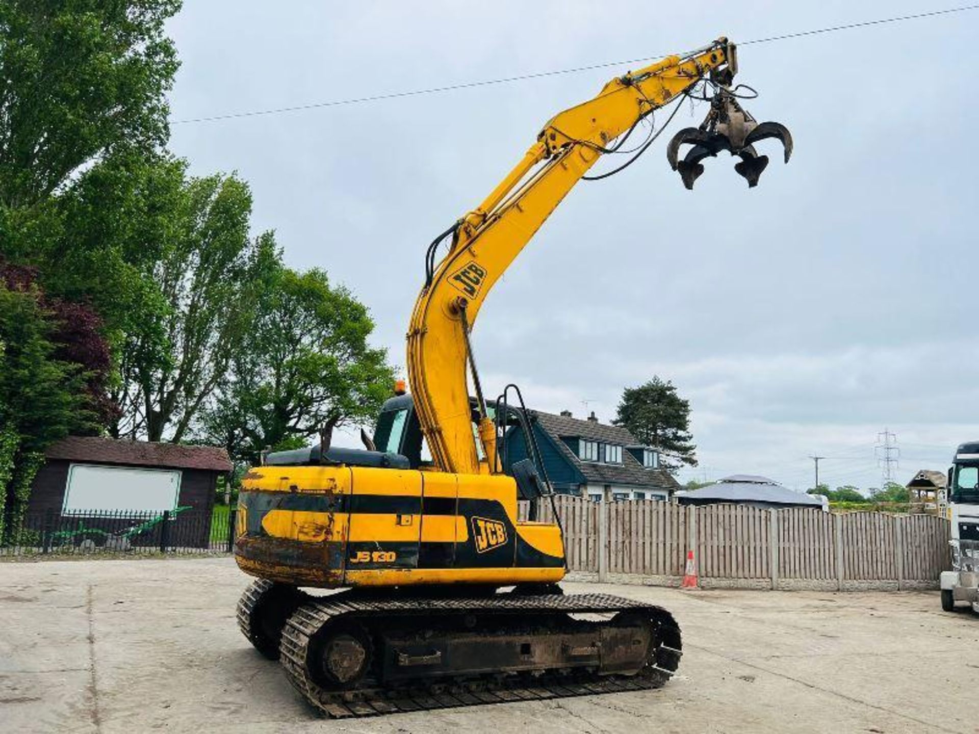 JCB JS130 TRACKED EXCAVATOR C/W 5 TINE SCRAP GRAB - Image 12 of 13