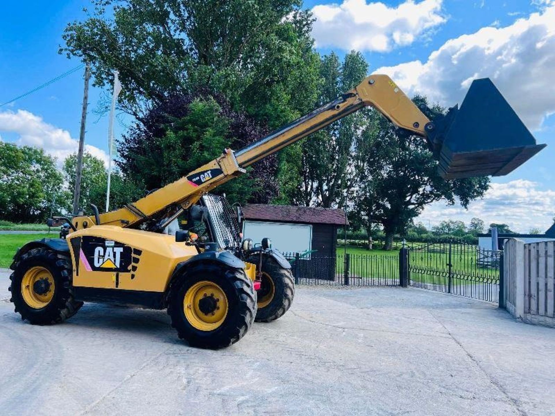 CATERPILLAR TH406AG 4WD TELEHANDLER *AG-SPEC , YEAR 2010* C/W BUCKET - Image 7 of 15