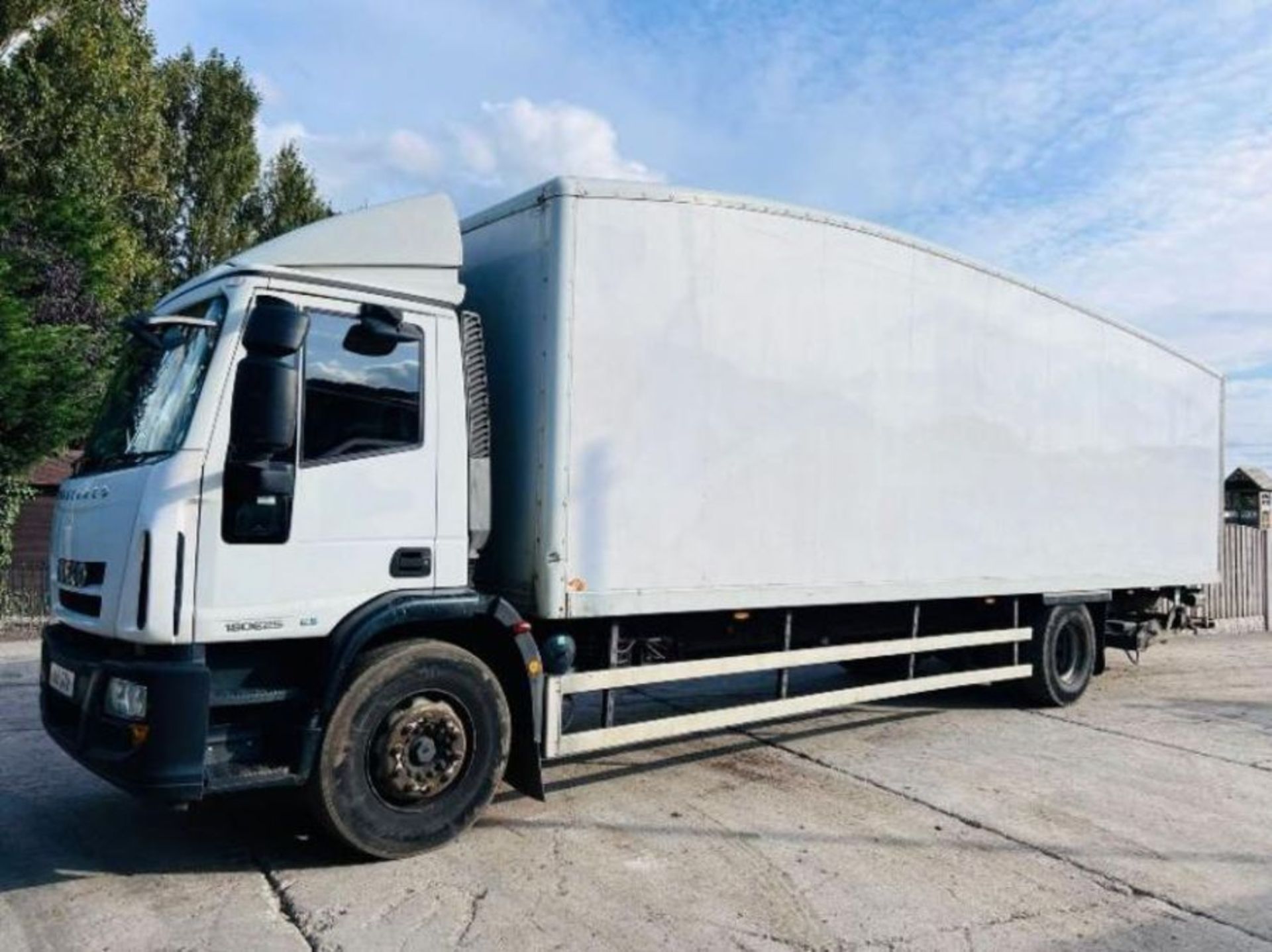 IVECO 180E25 E5 EUROCARGO 18 TON BOX TRUCK *YEAR 2010* C/W REAR TAIL LIFT - Image 22 of 32