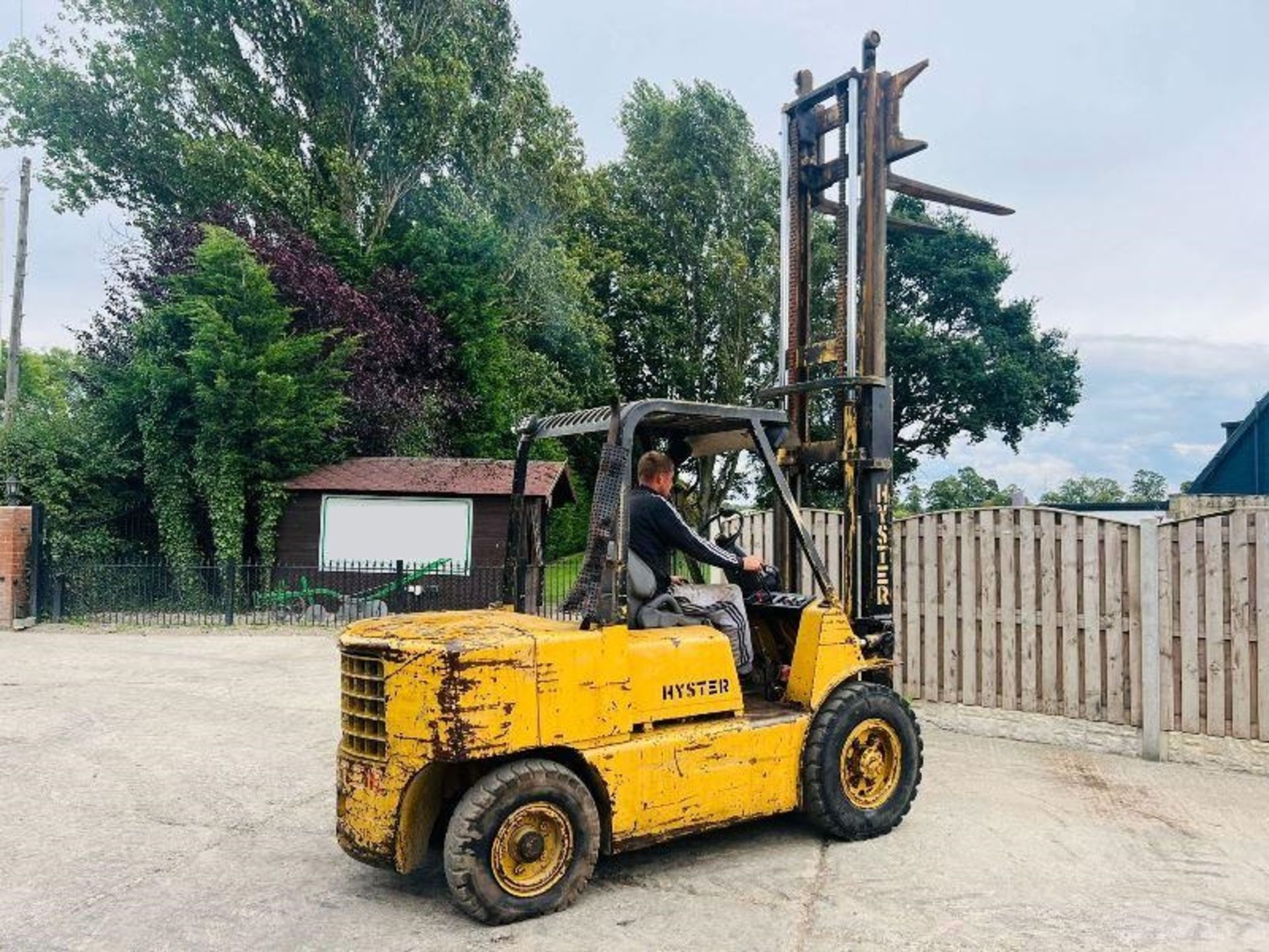 HYSTER DIESEL FORKLIFT C/W 2 STAGE MAST - Image 3 of 7