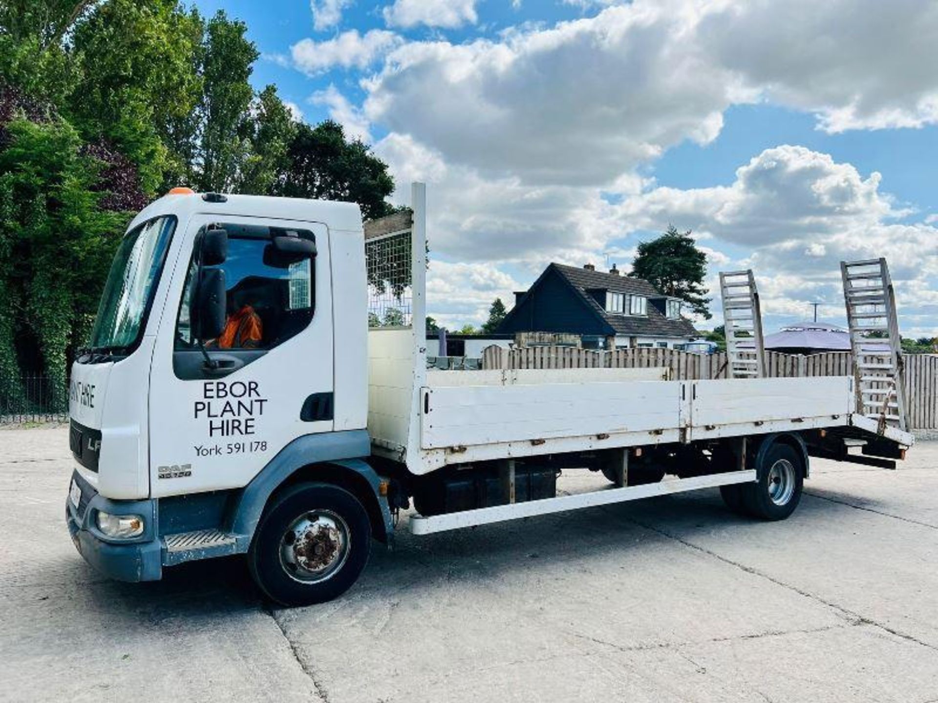 DAF 45.150 4X2 BEAVER TAIL LORRY C/W ALLOY RAMPS - Image 2 of 11