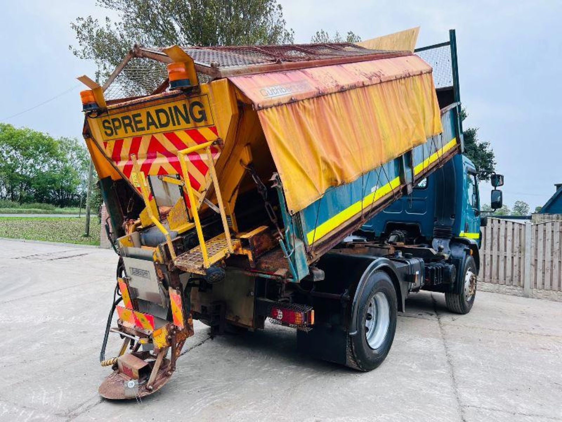 DAF 55.220 4X2 THREE WAY TIPPER C/W CUTHBERTSON DE-MOUNT SPREADER - Image 6 of 19