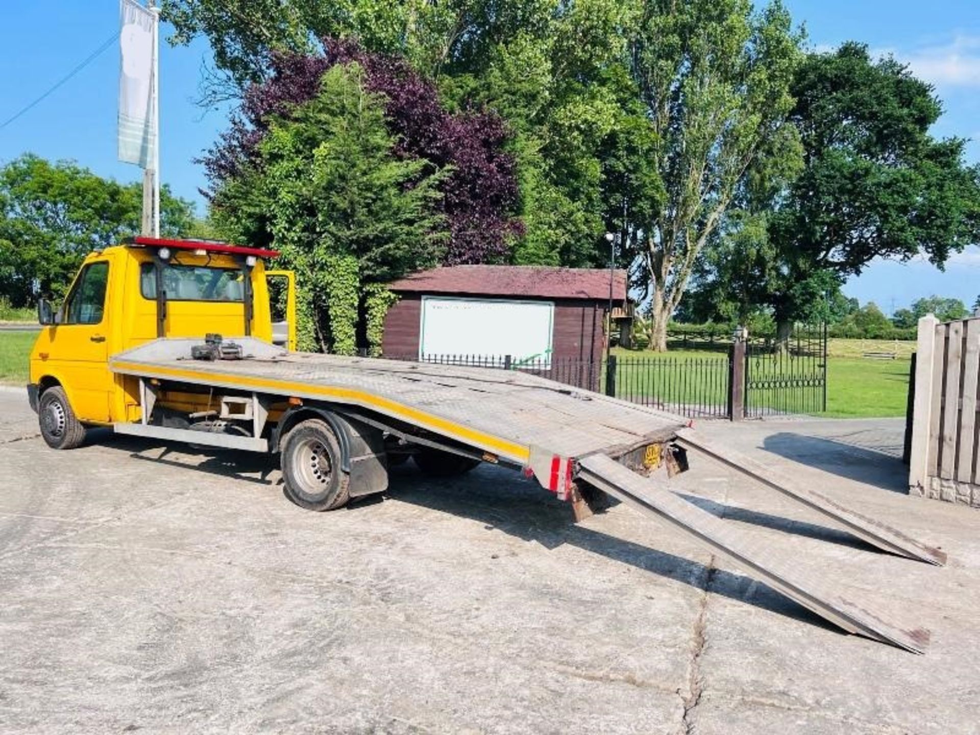 VW LT BEAVER TAIL RECOVERY TRUCK C/W MANUAL GEAR BOX - Image 4 of 14