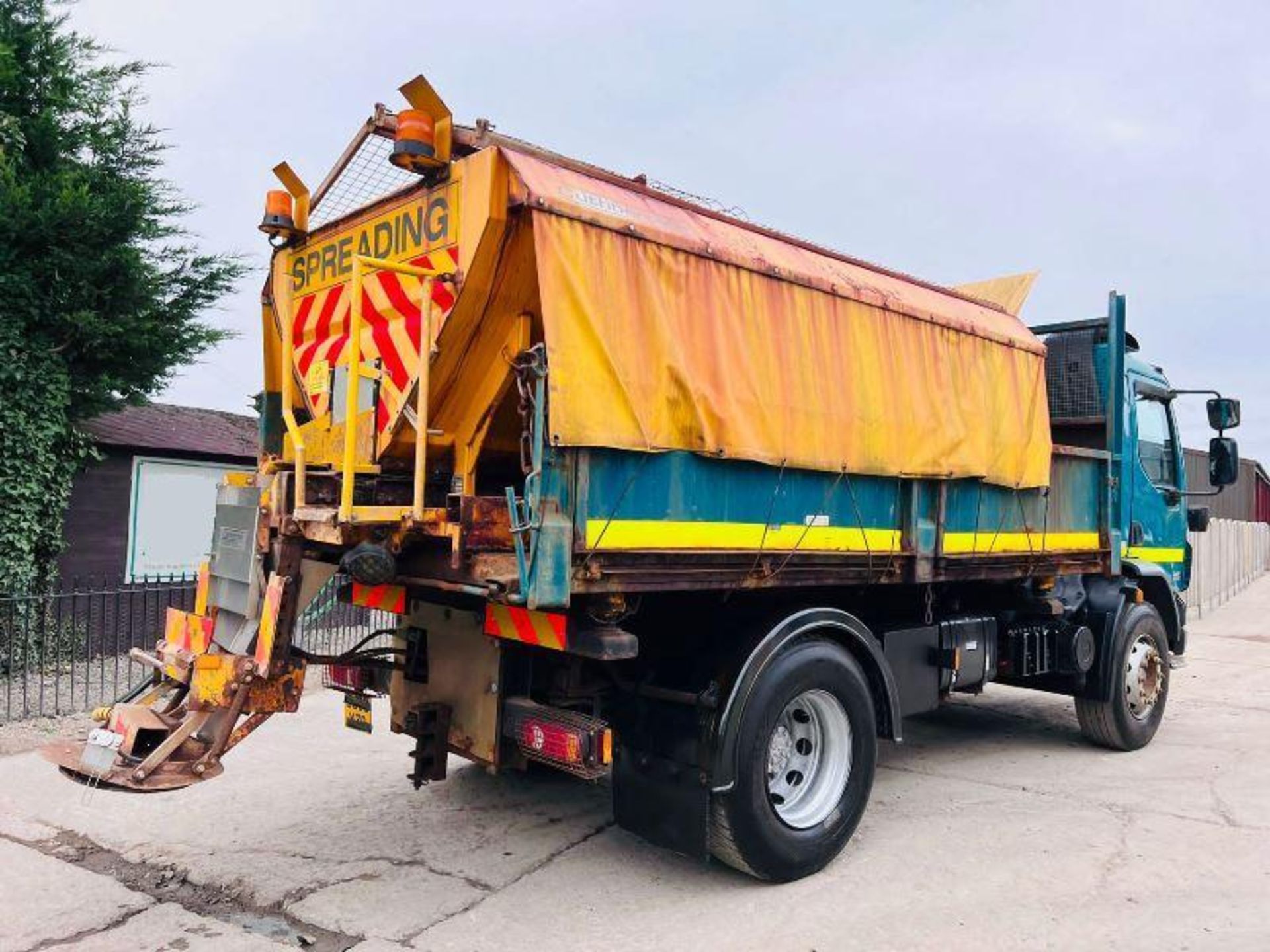 DAF 55.220 4X2 THREE WAY TIPPER C/W CUTHBERTSON DE-MOUNT SPREADER - Image 2 of 19