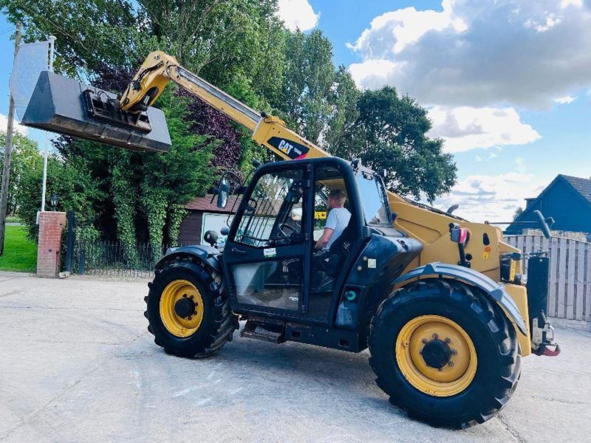 CATERPILLAR TH406AG 4WD TELEHANDLER *AG-SPEC , YEAR 2010* C/W BUCKET - Image 13 of 15