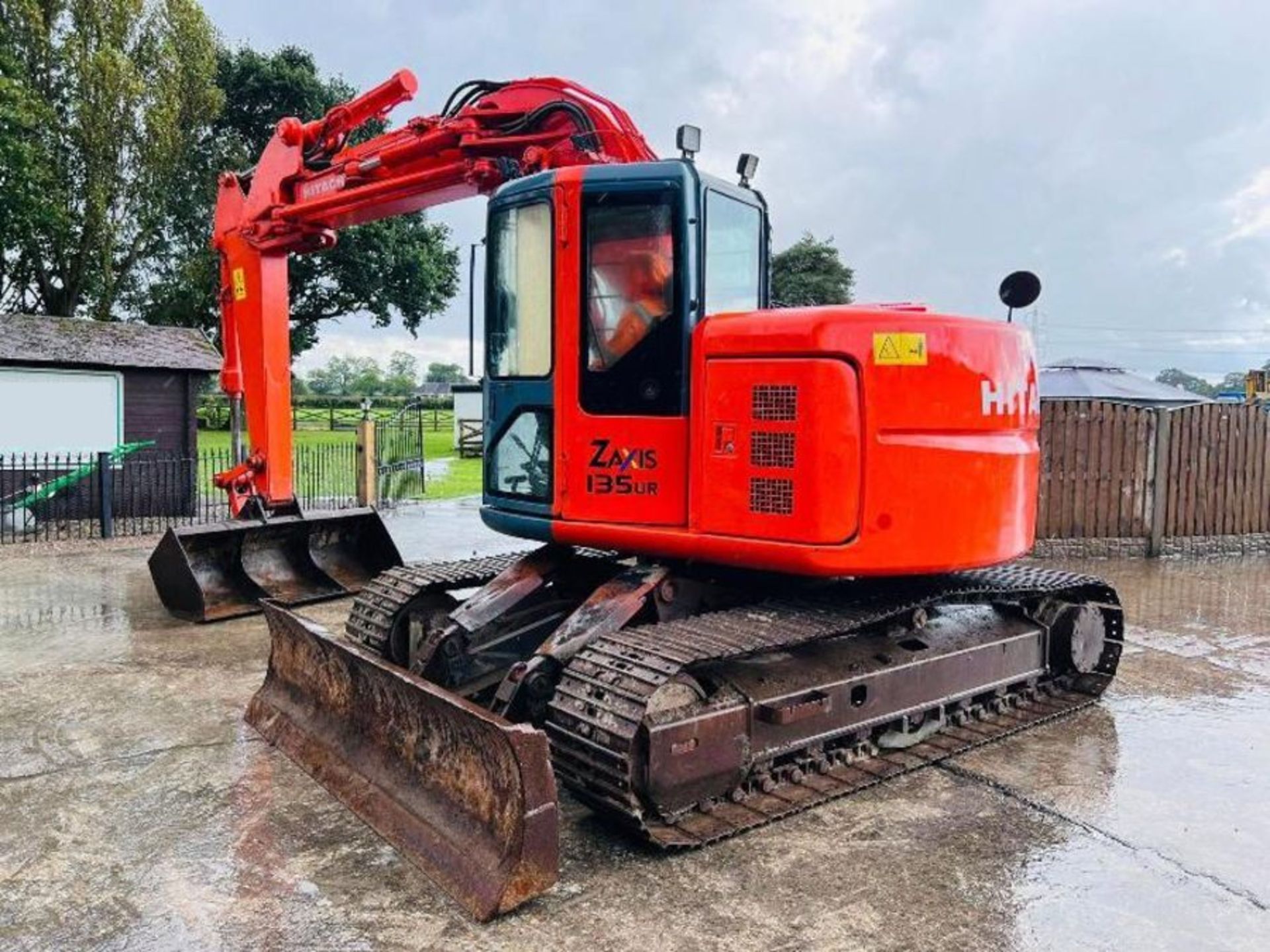 HITACHI ZAXIS 135UR TRACKED EXCAVATOR C/W FRONT BLADE - Image 15 of 17